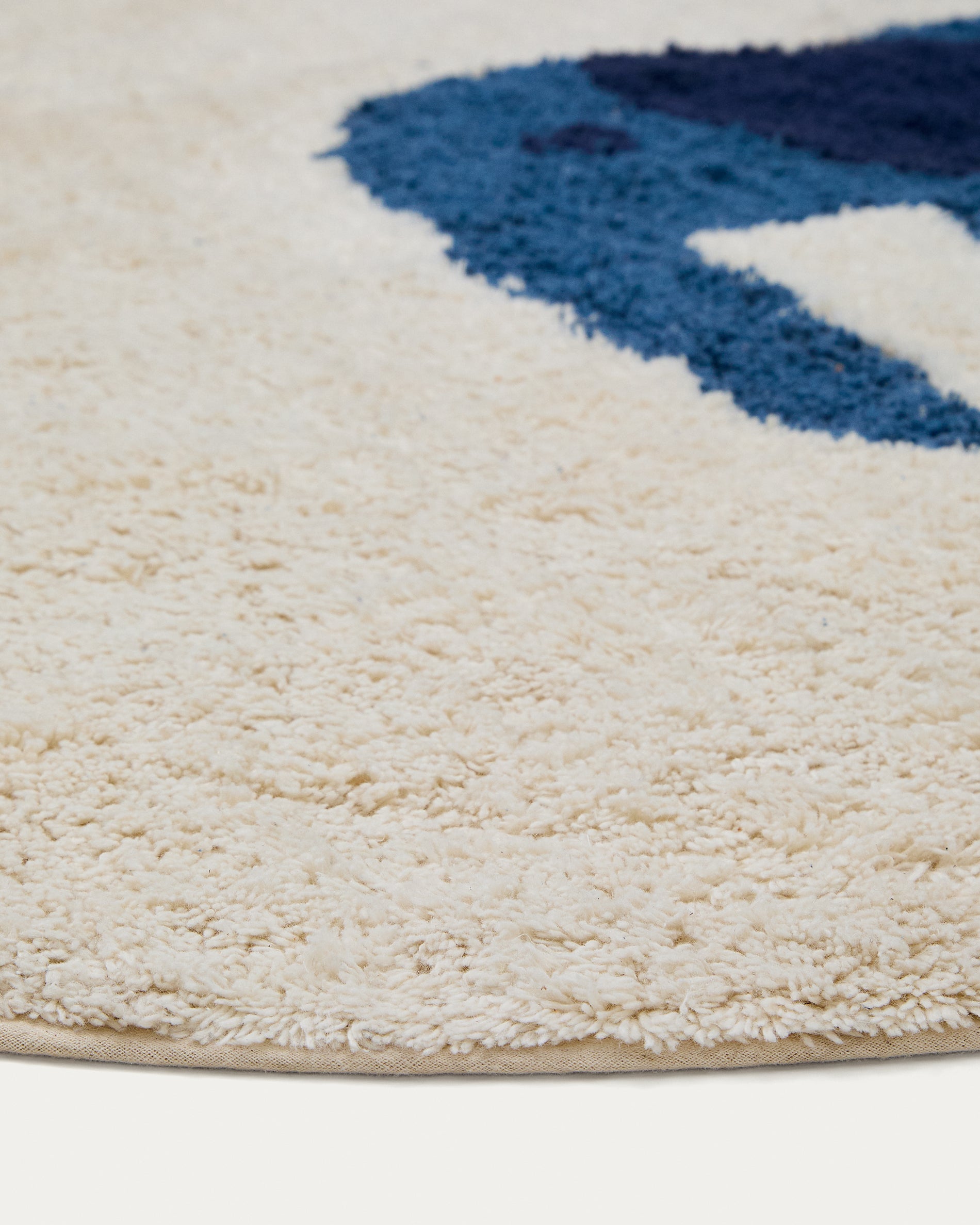 Tandani beige cotton round rug with blue elephant Ø 100cm - Detail