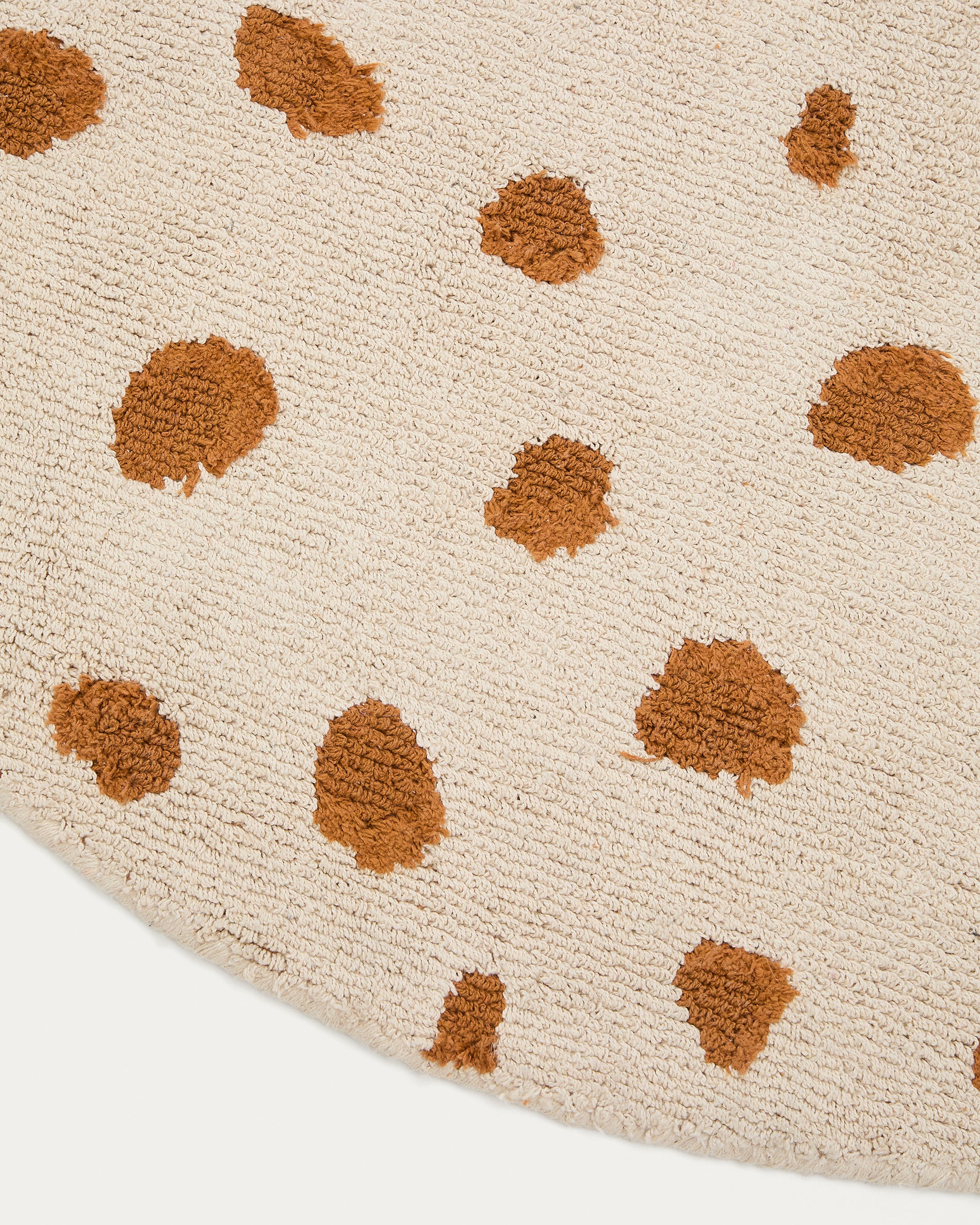 Tandani beige cotton round rug with orange cheetah design Ø 100cm - Detail