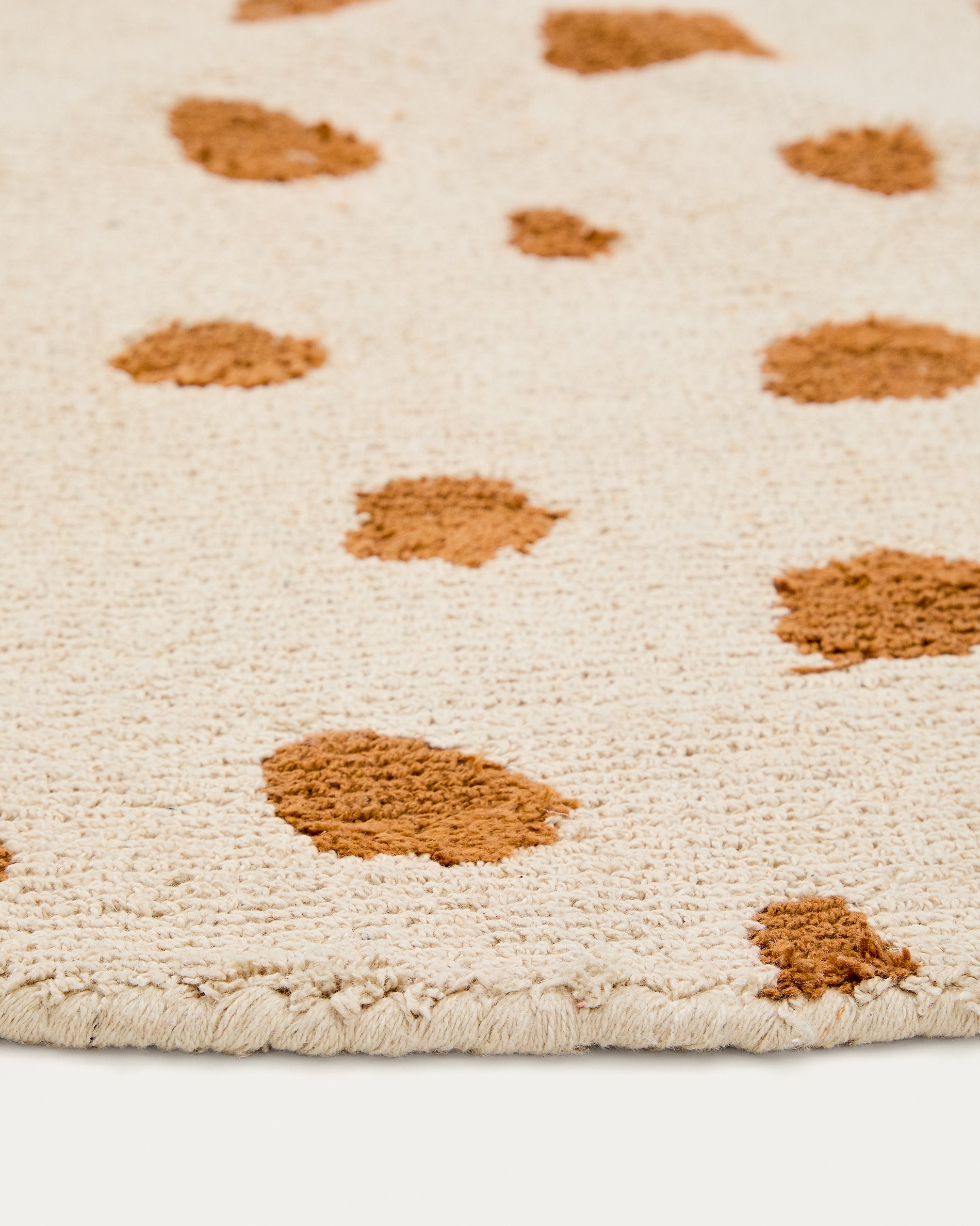 Tandani beige cotton round rug with orange cheetah design Ø 100cm - Detail