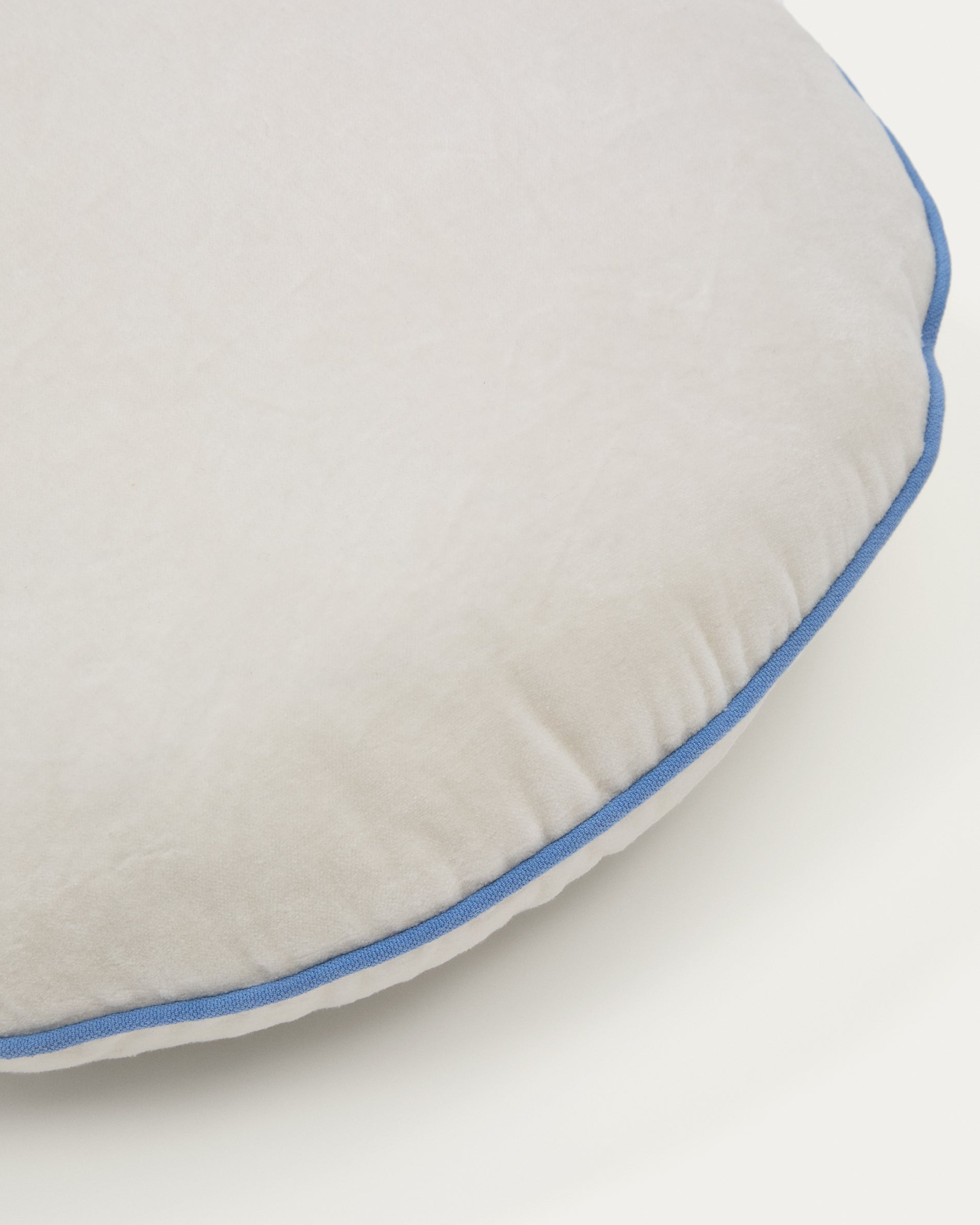 Saya white and blue, round cotton cushion, Ø 40 cm - Detail