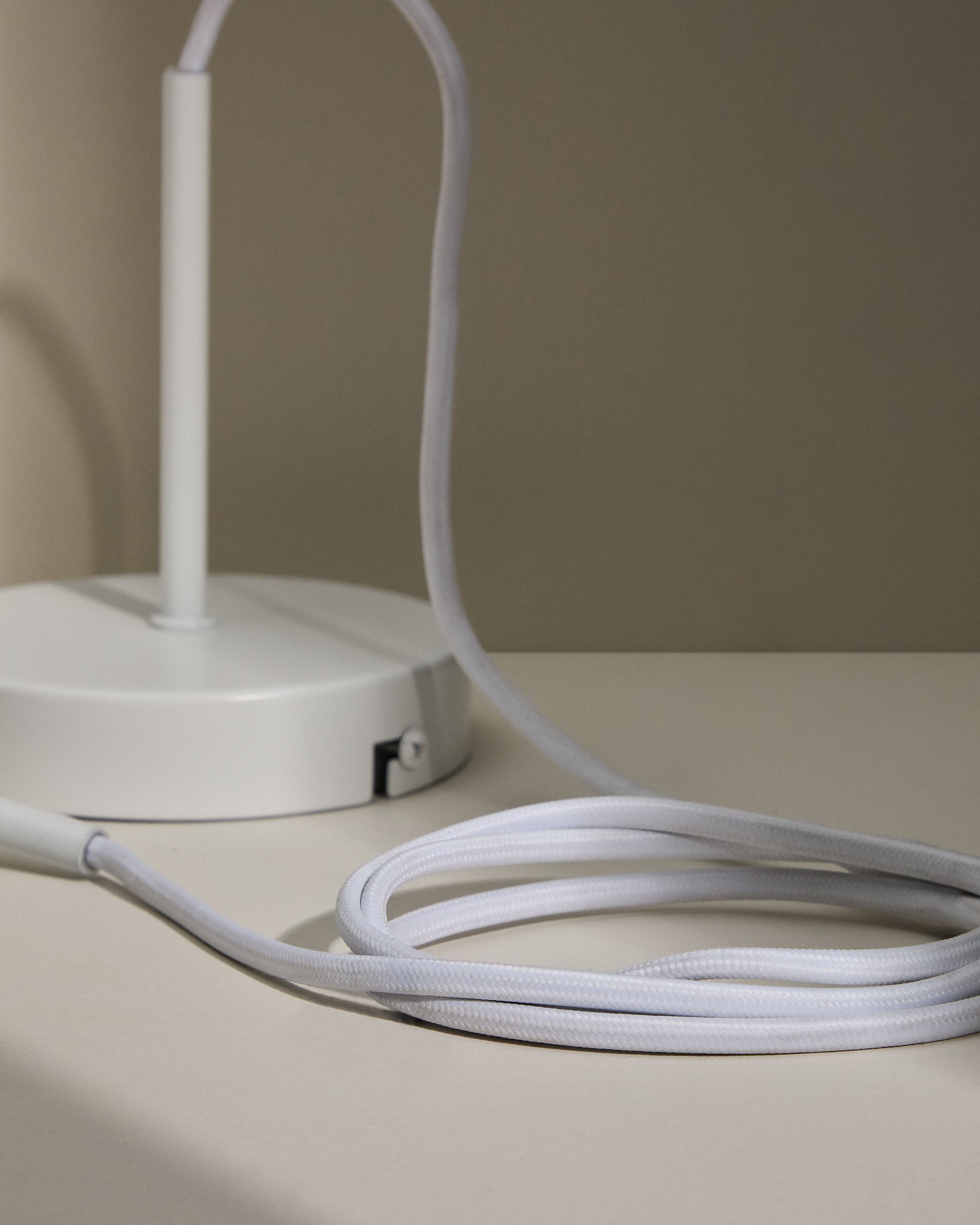 Fluvia metal lamp fitting in a white finish, 250 cm - Detail