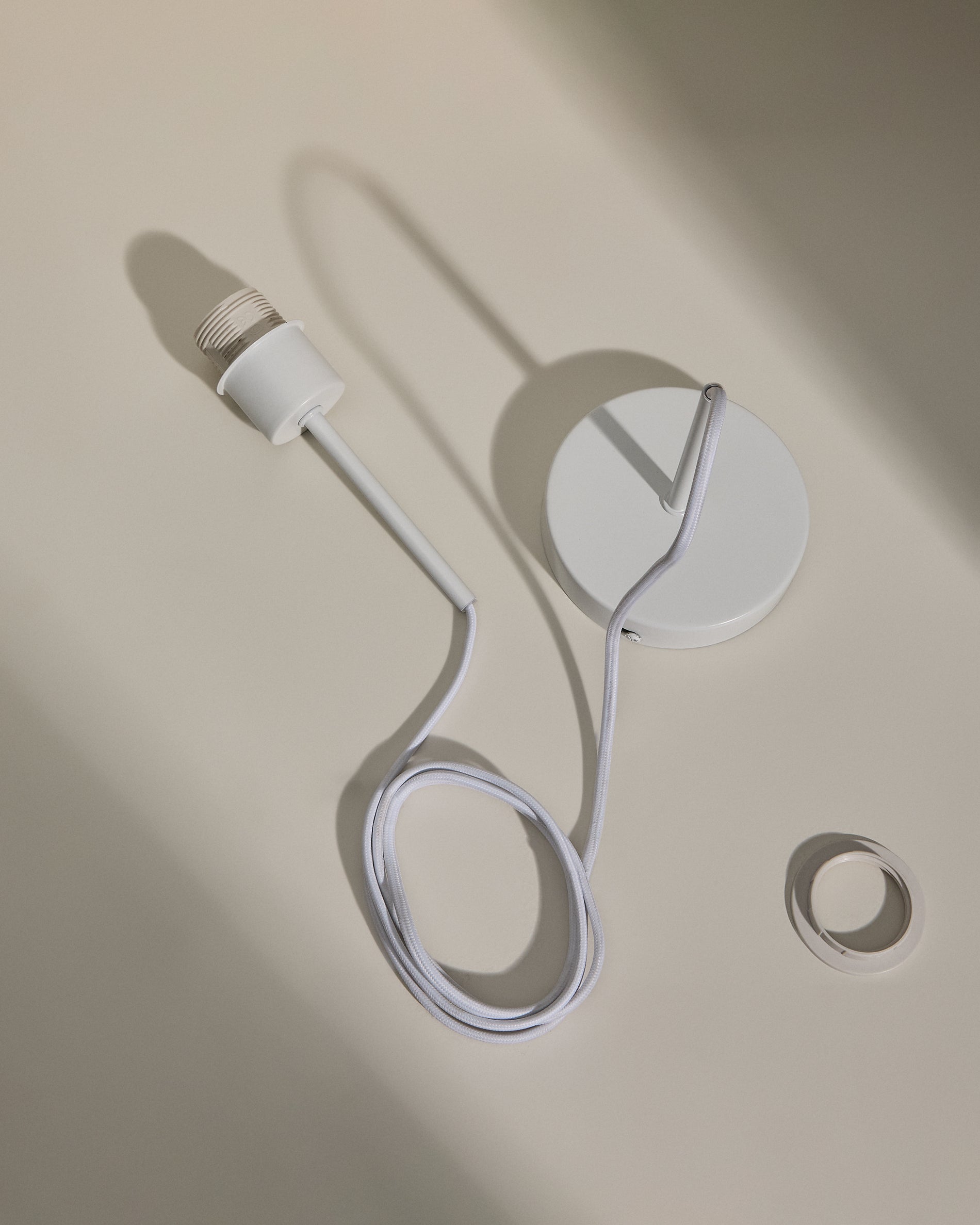 Fluvia metal lamp fitting in a white finish, 250 cm - Detail