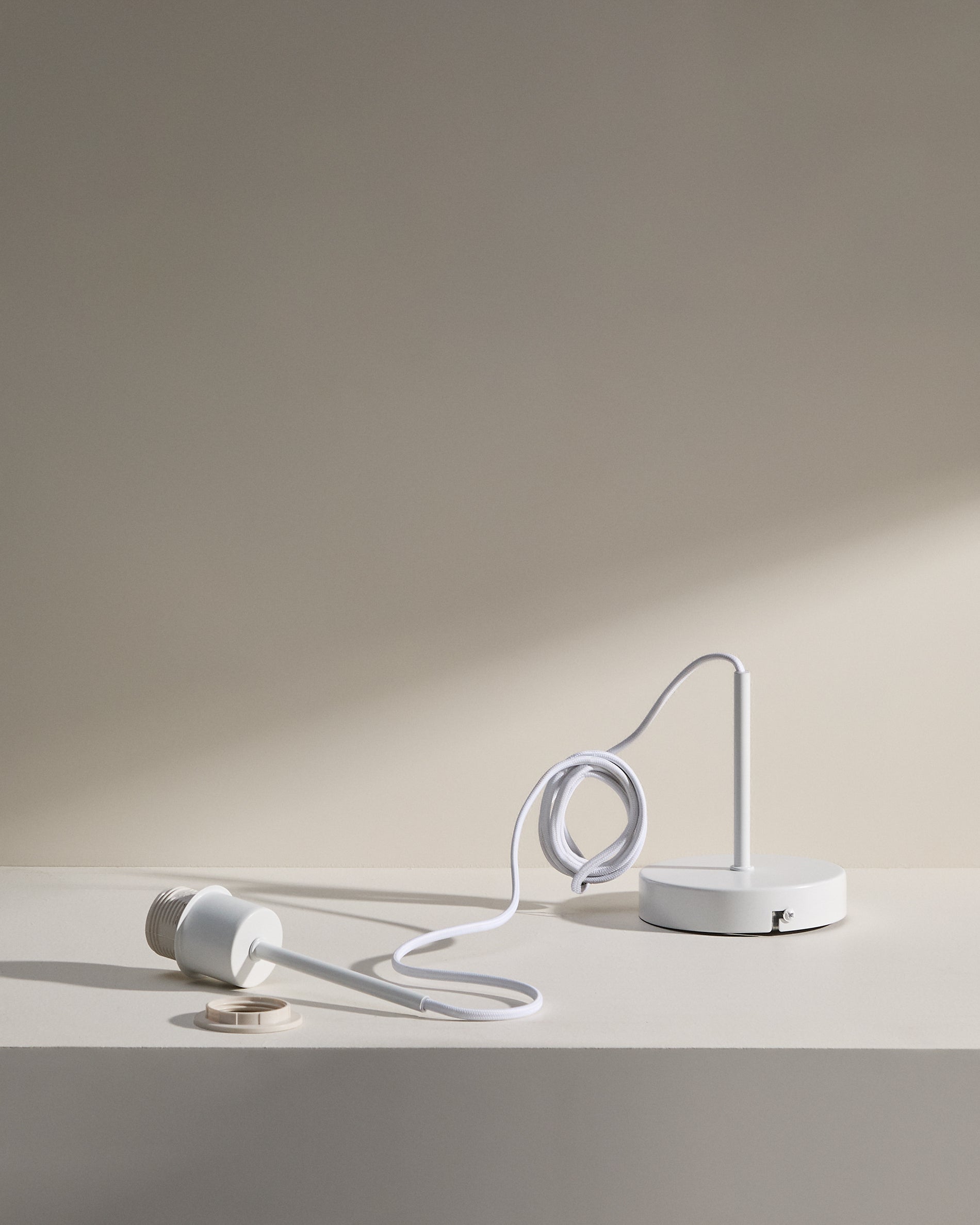 Fluvia metal lamp fitting in a white finish, 250 cm - Product View