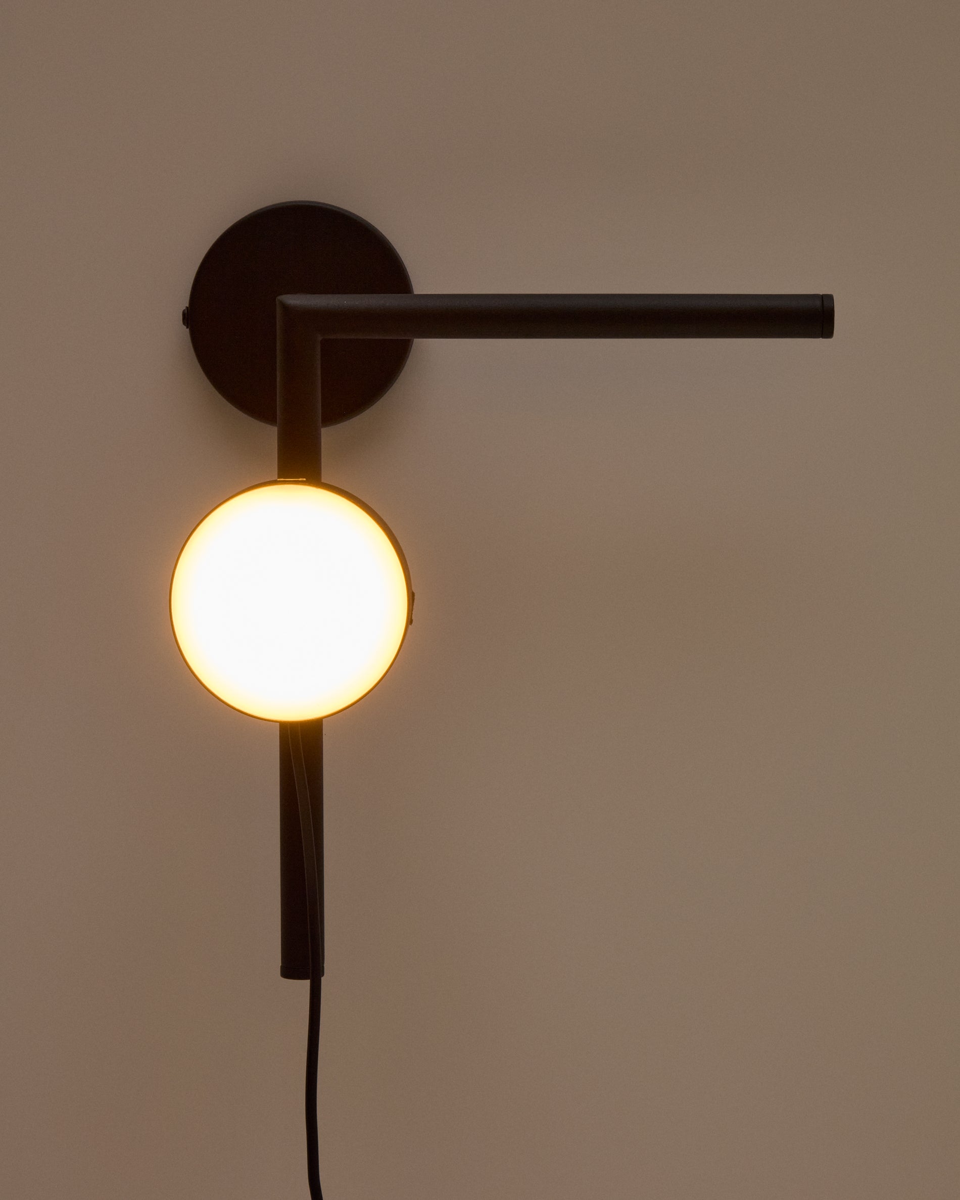 Orey fekete fém falra szerelhető lámpa többállású reflektorral
