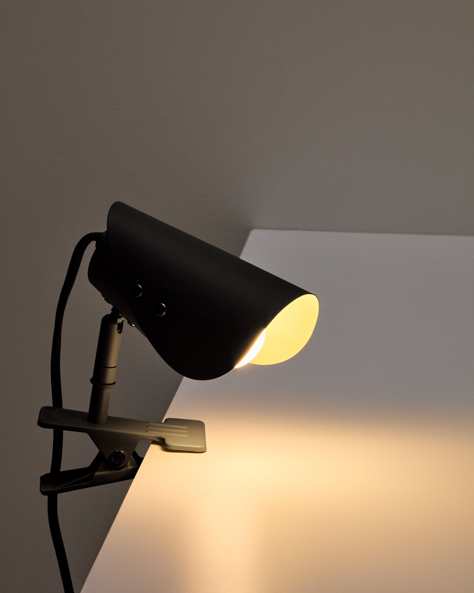 Jula small lamp with clamp in black metal - Detail