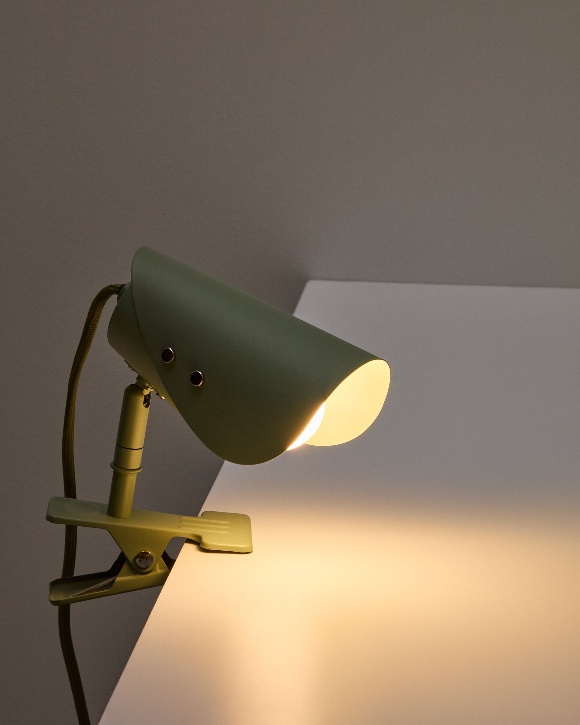 Jula small lamp with clamp in green metal - Detail