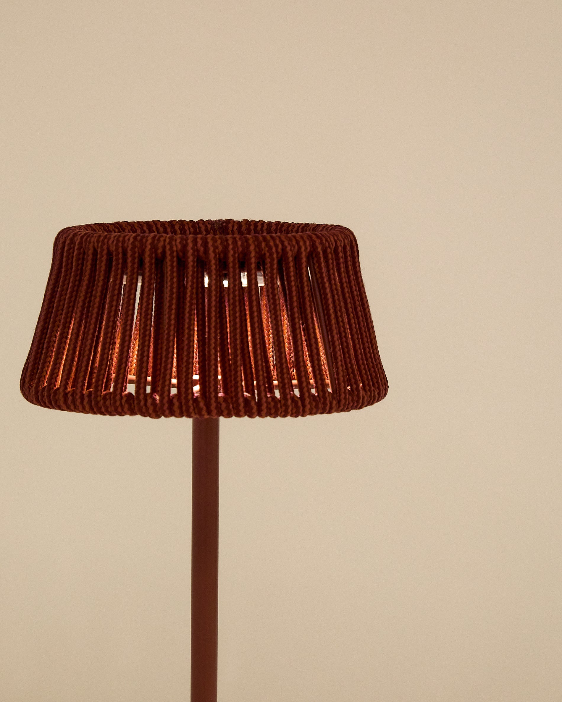 Aldet outdoor solar table lamp in terracotta mottled rope cord with terracotta metal stand - Detail