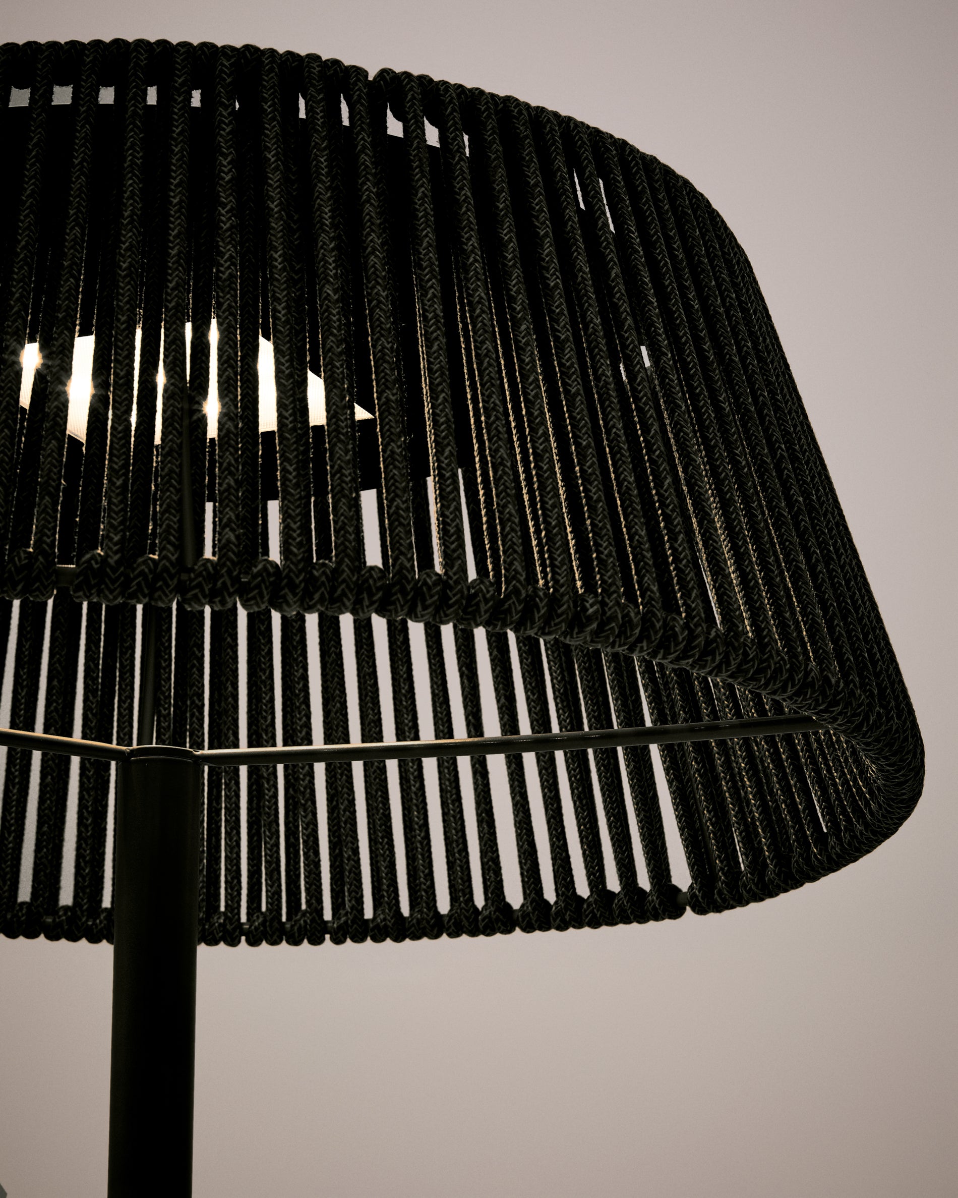 Aldet outdoor solar floor lamp in black and green mottled rope cord with black metal stand Ø46cm - Detail