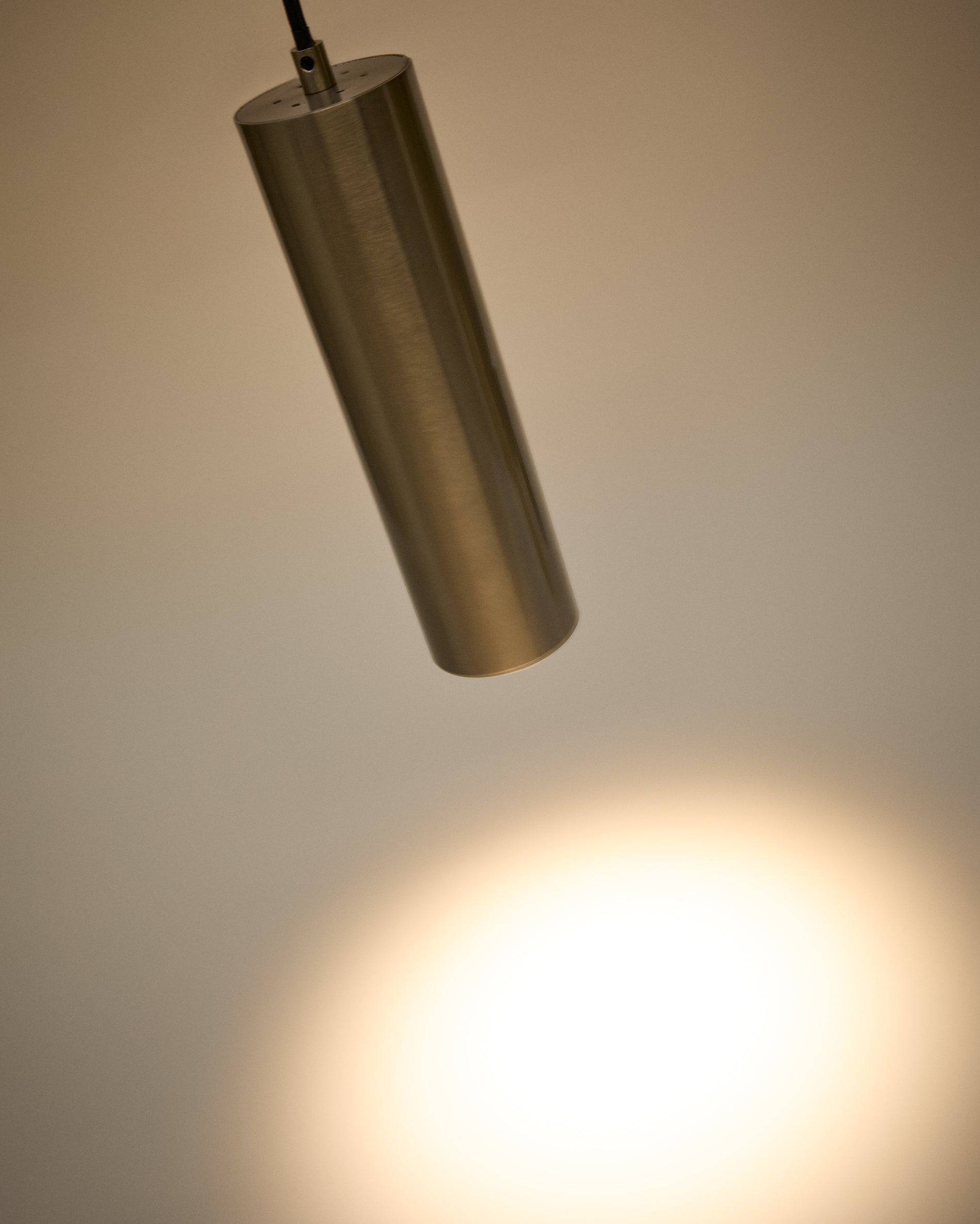 Andia aluminium ceiling lamp with brushed silver painted finish - Detail