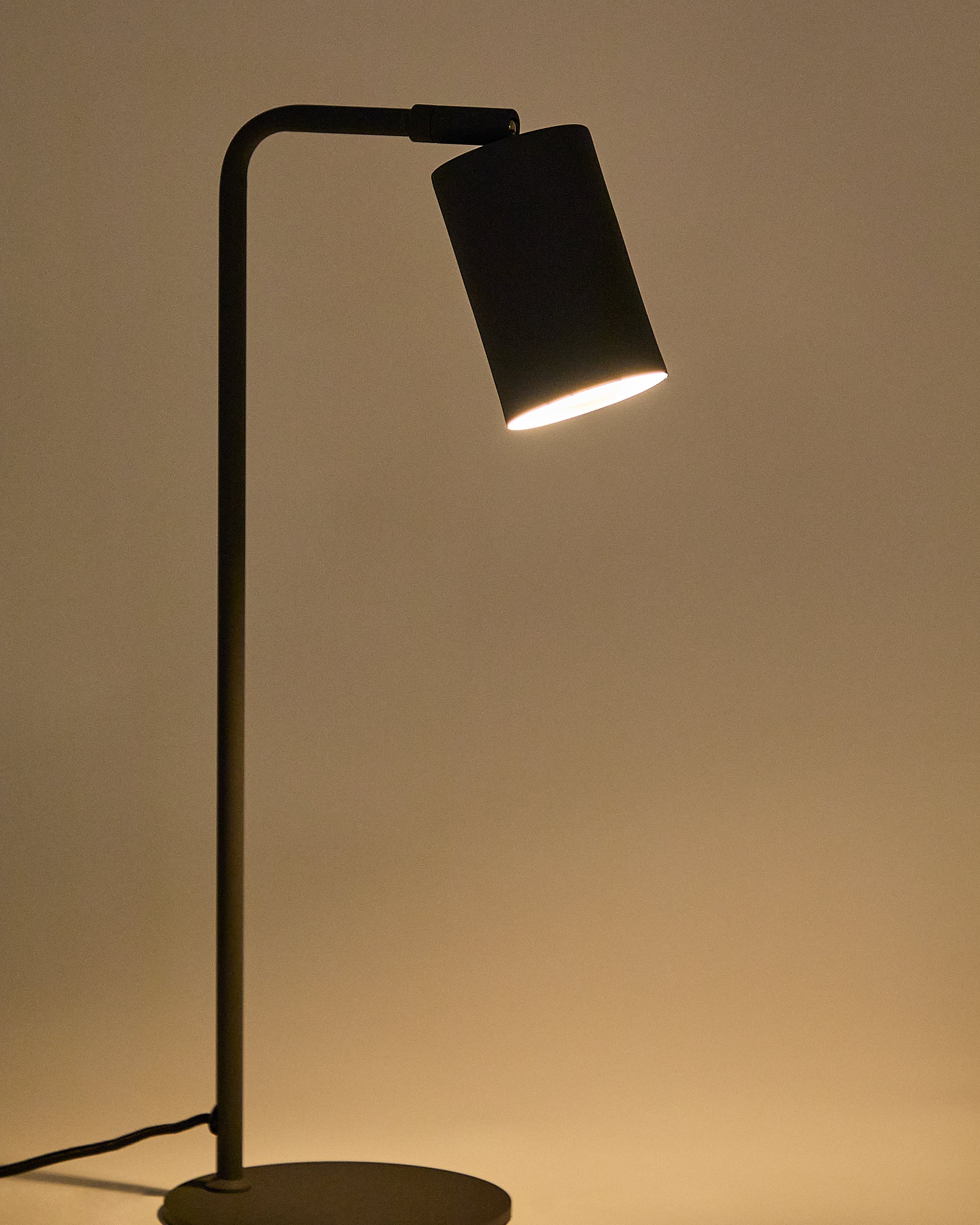 Manie metal desk lamp in metal with black cast-iron-effect finish