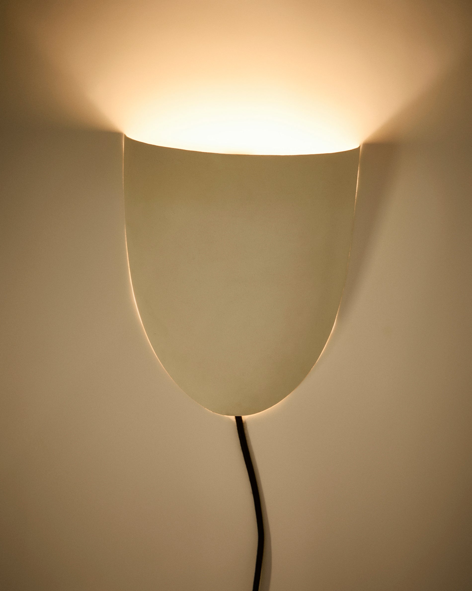 Nibla wall-mounted light fixture in white clay-effect metal - Detail