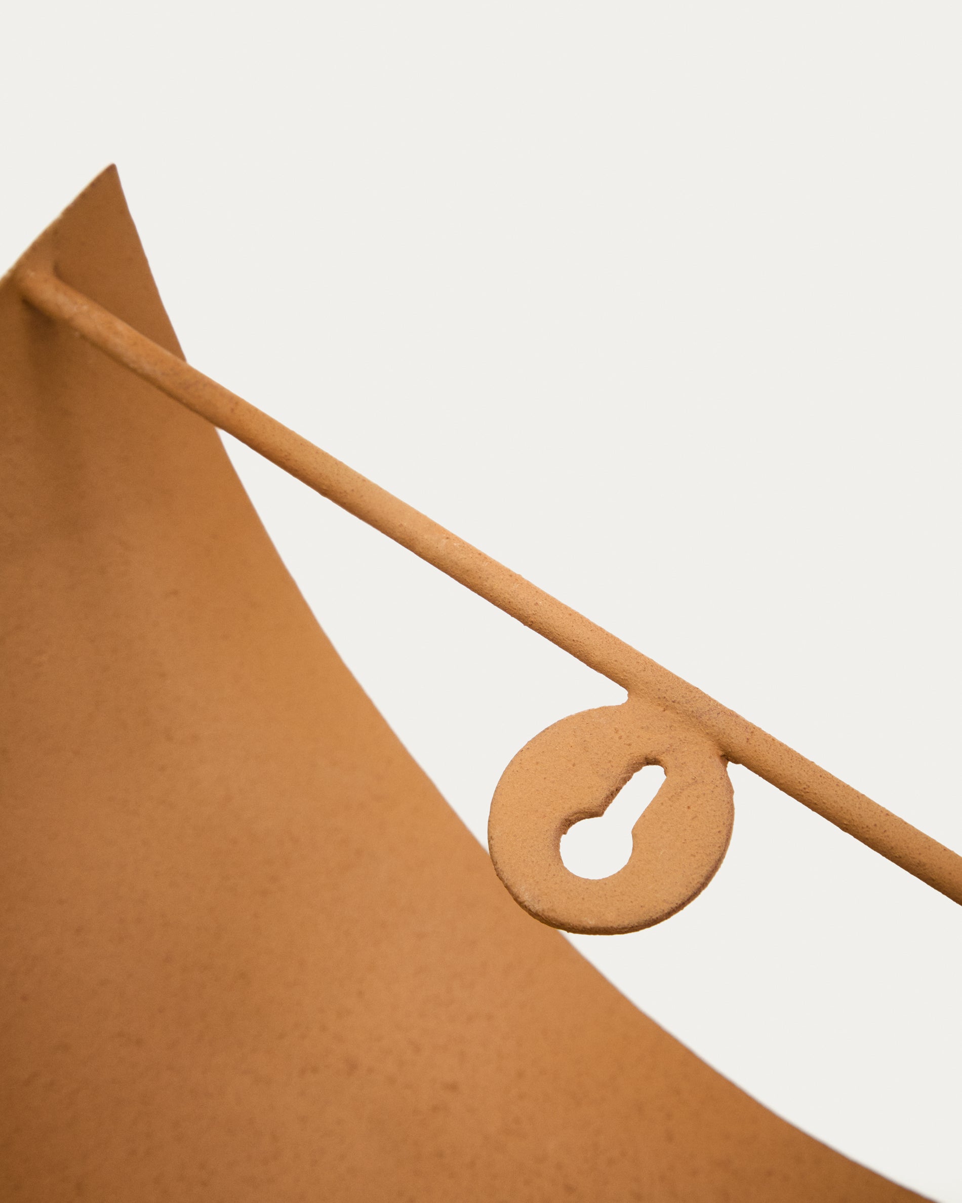 Nibla wall-mounted light fixture in terracotta-effect metal - Detail