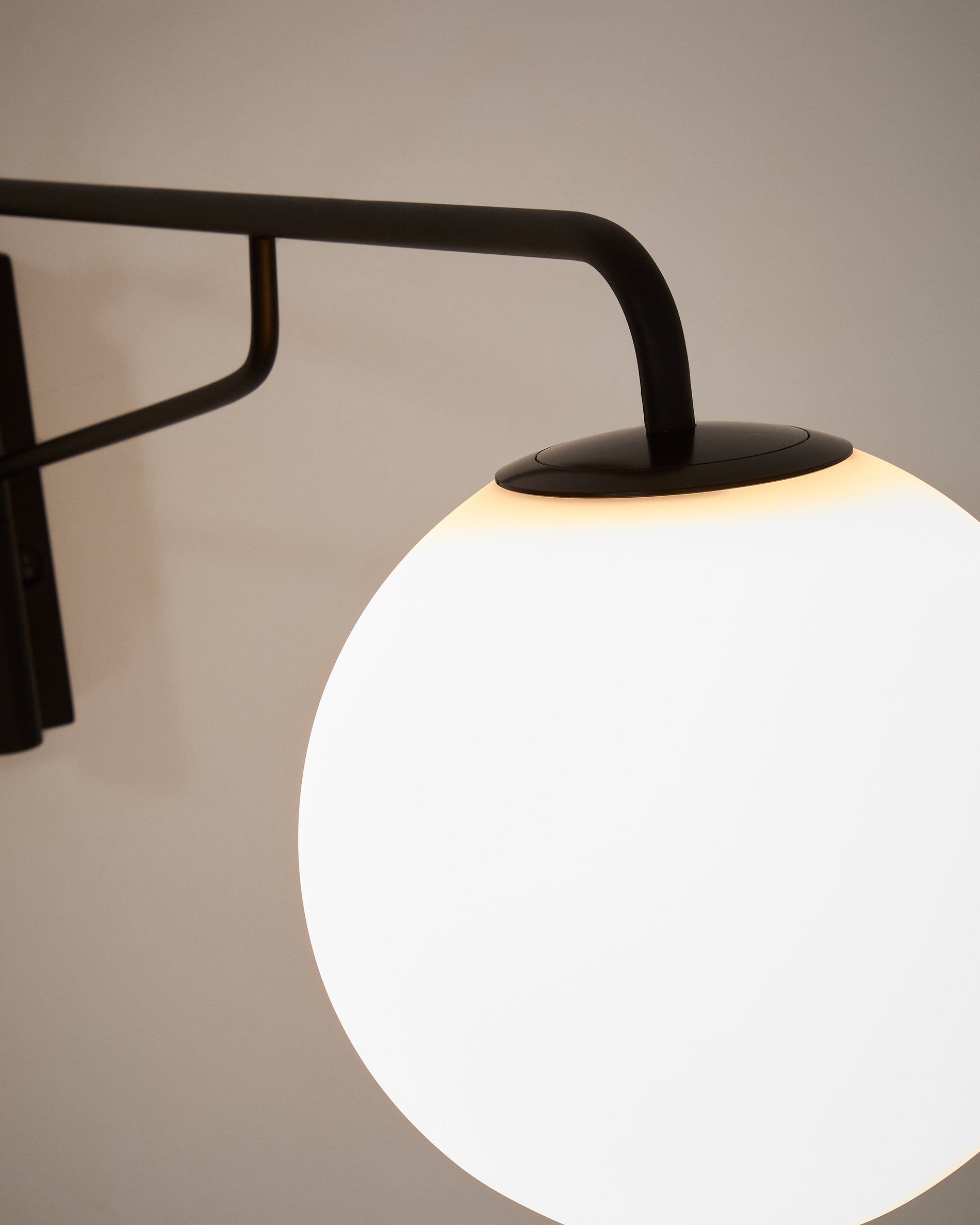 Eilo wall light in black steel with frosted glass globe - Detail
