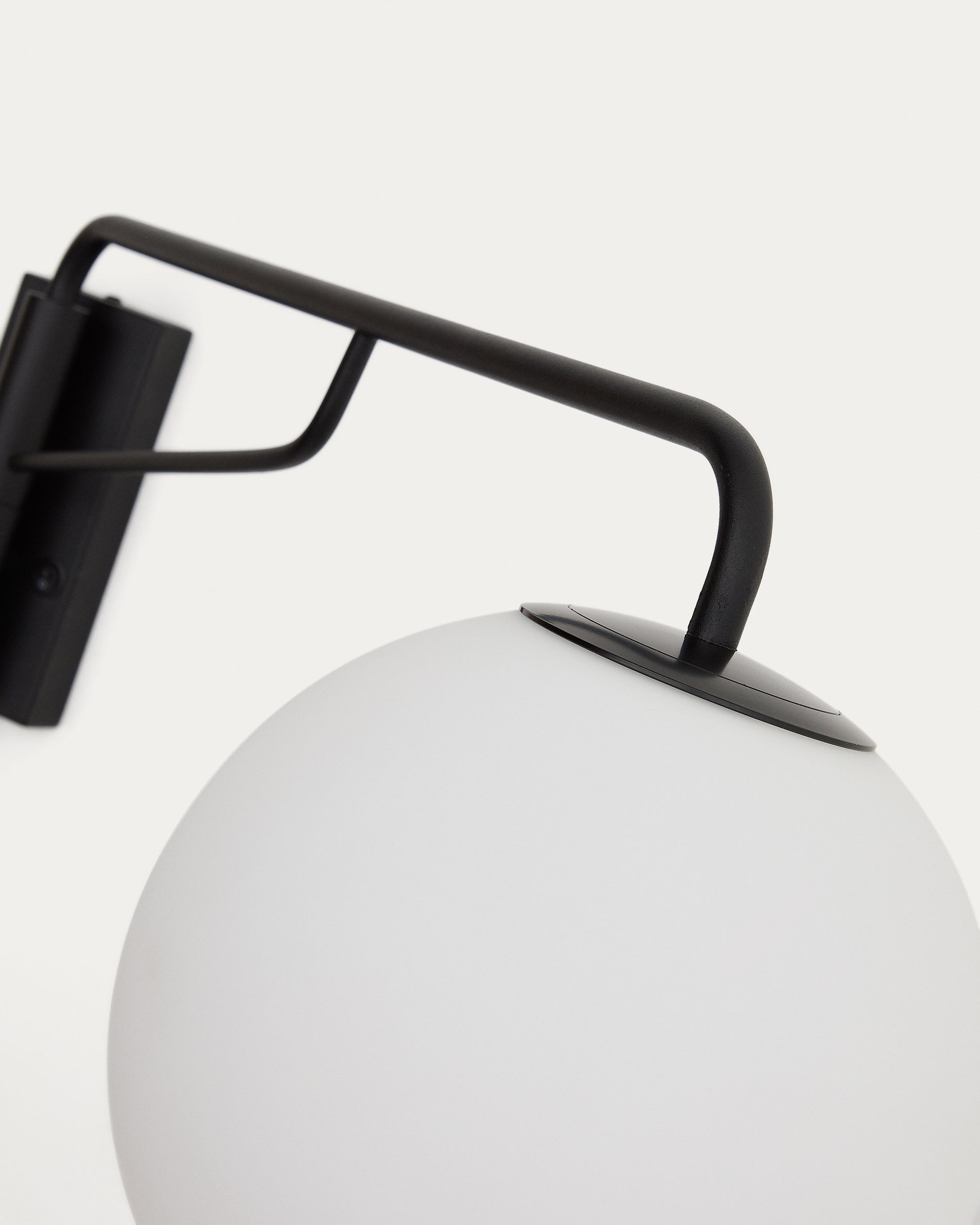 Eilo wall light in black steel with frosted glass globe - Detail