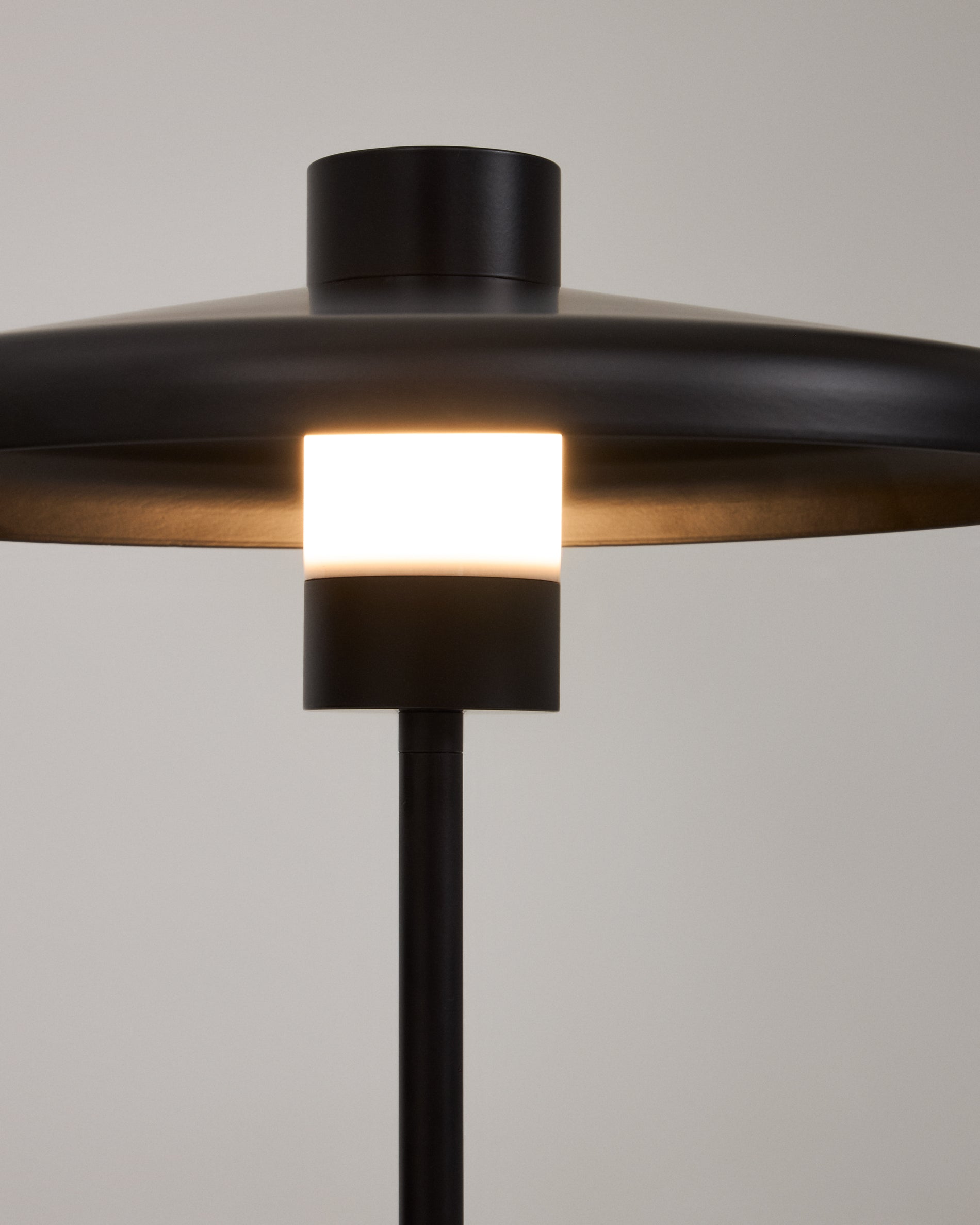 Nuvira table lamp in black satin metal - Detail