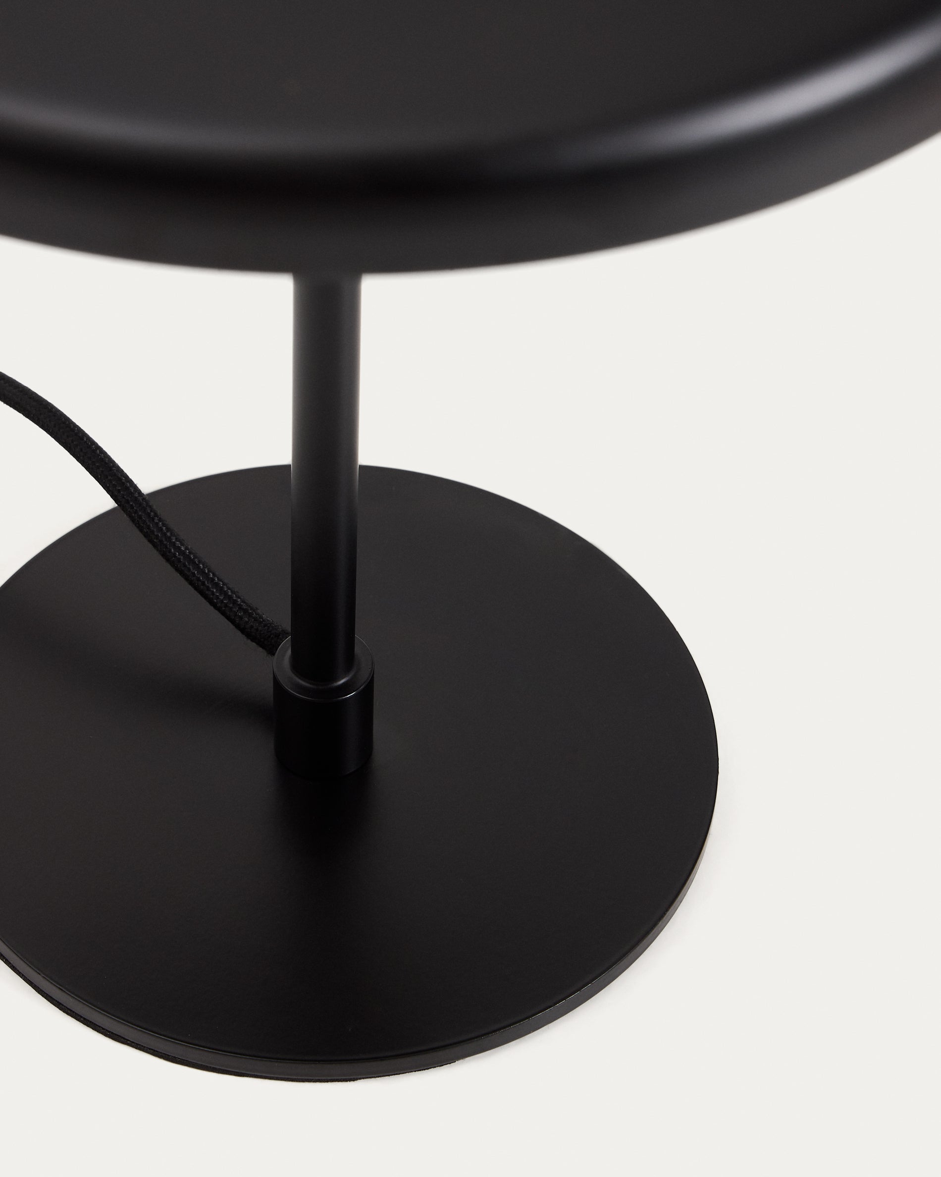Nuvira table lamp in black satin metal - Detail