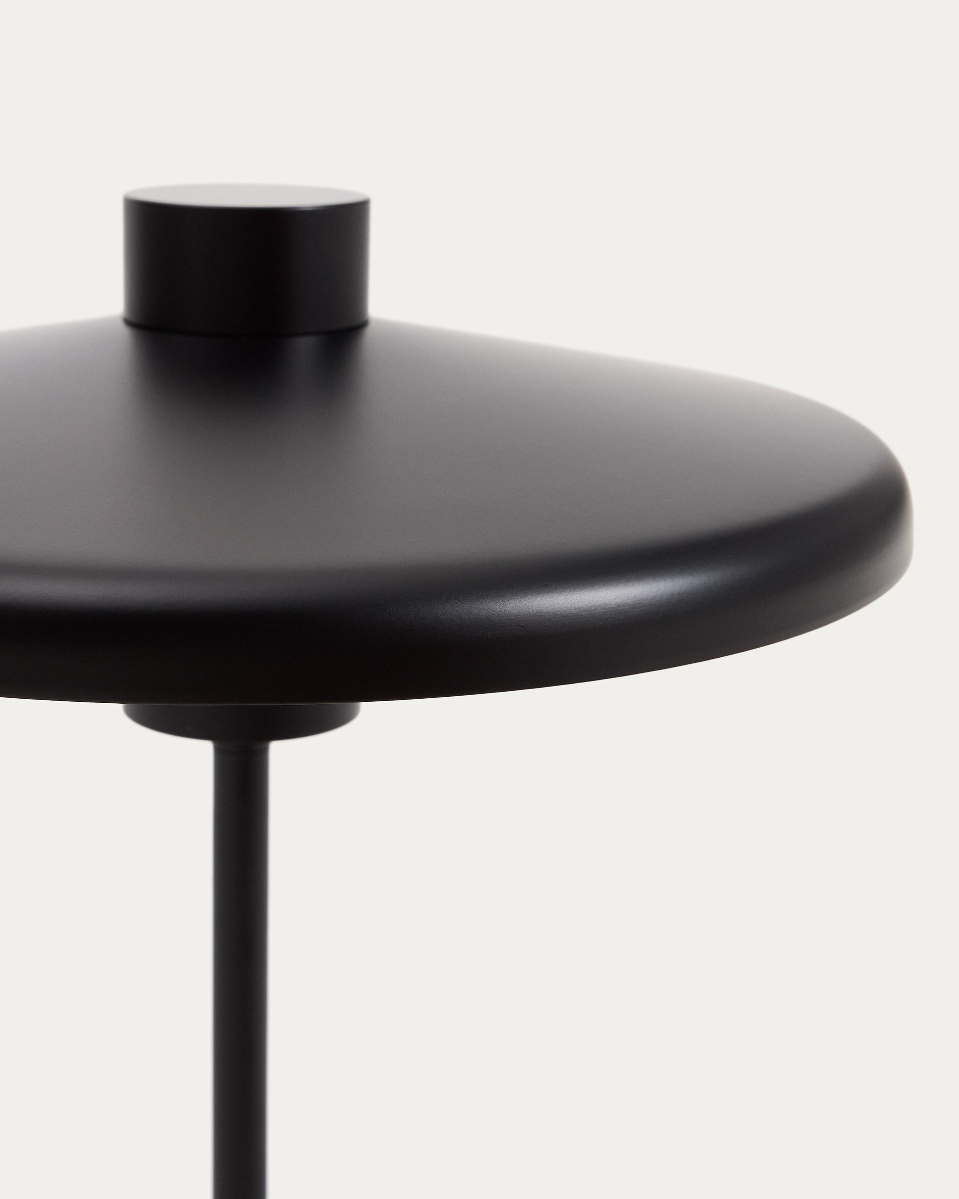 Nuvira table lamp in black satin metal - Detail