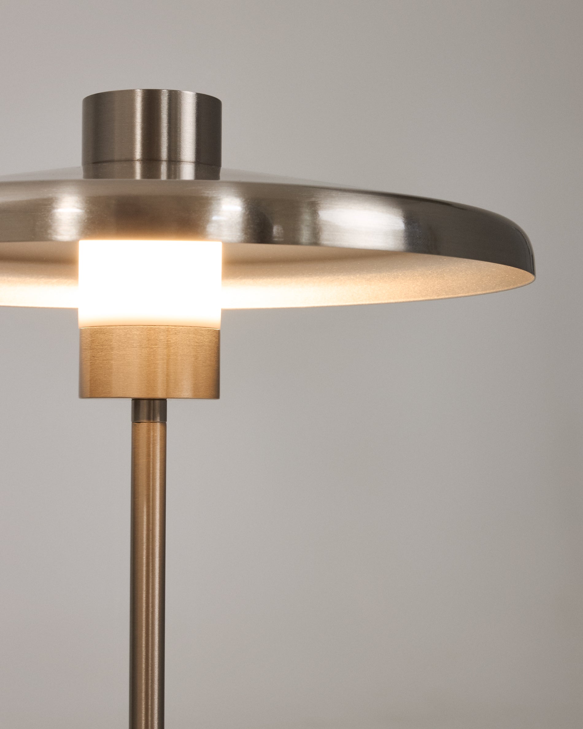 Nuvira table lamp in light grey brushed metal - Detail