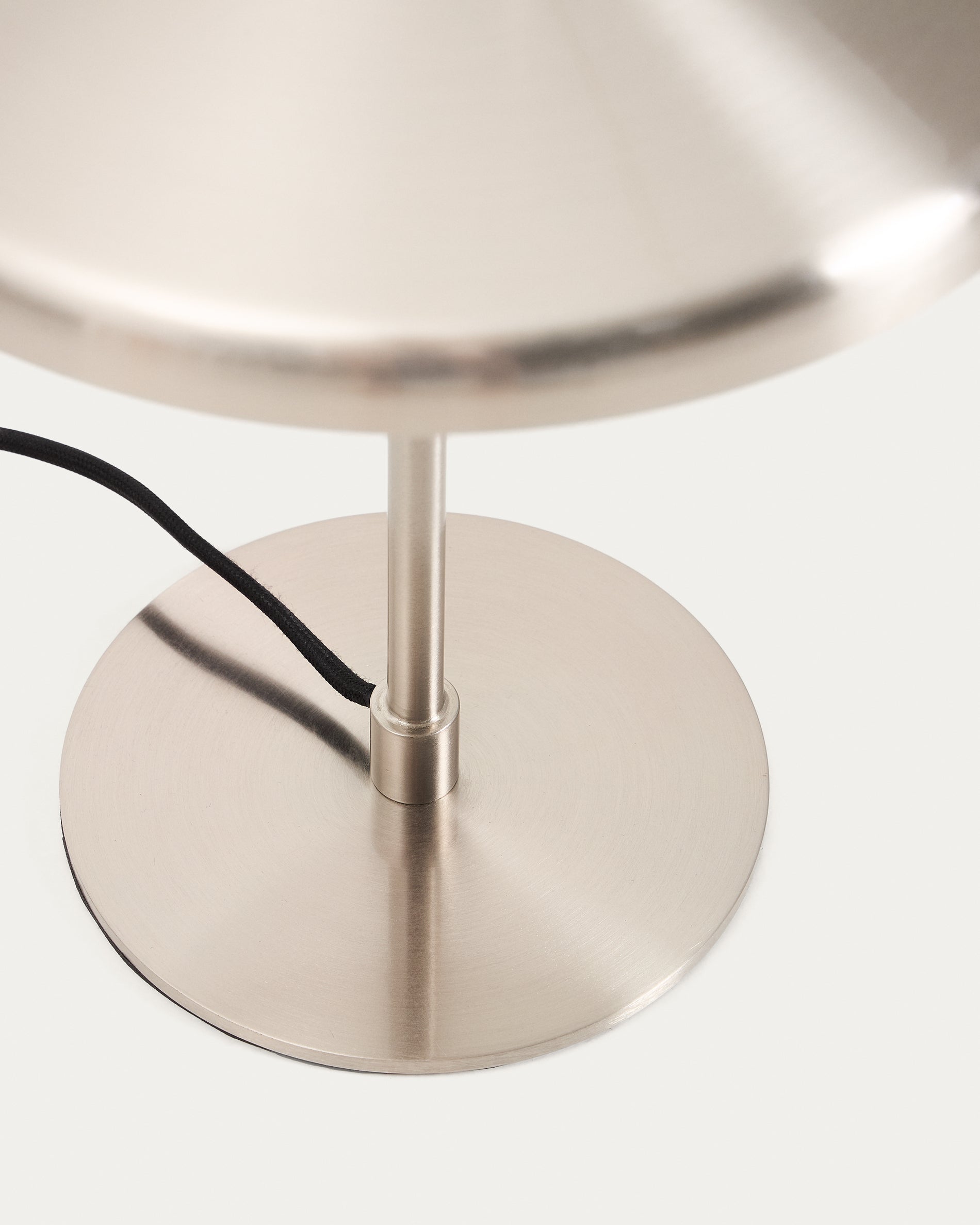 Nuvira table lamp in light grey brushed metal - Detail