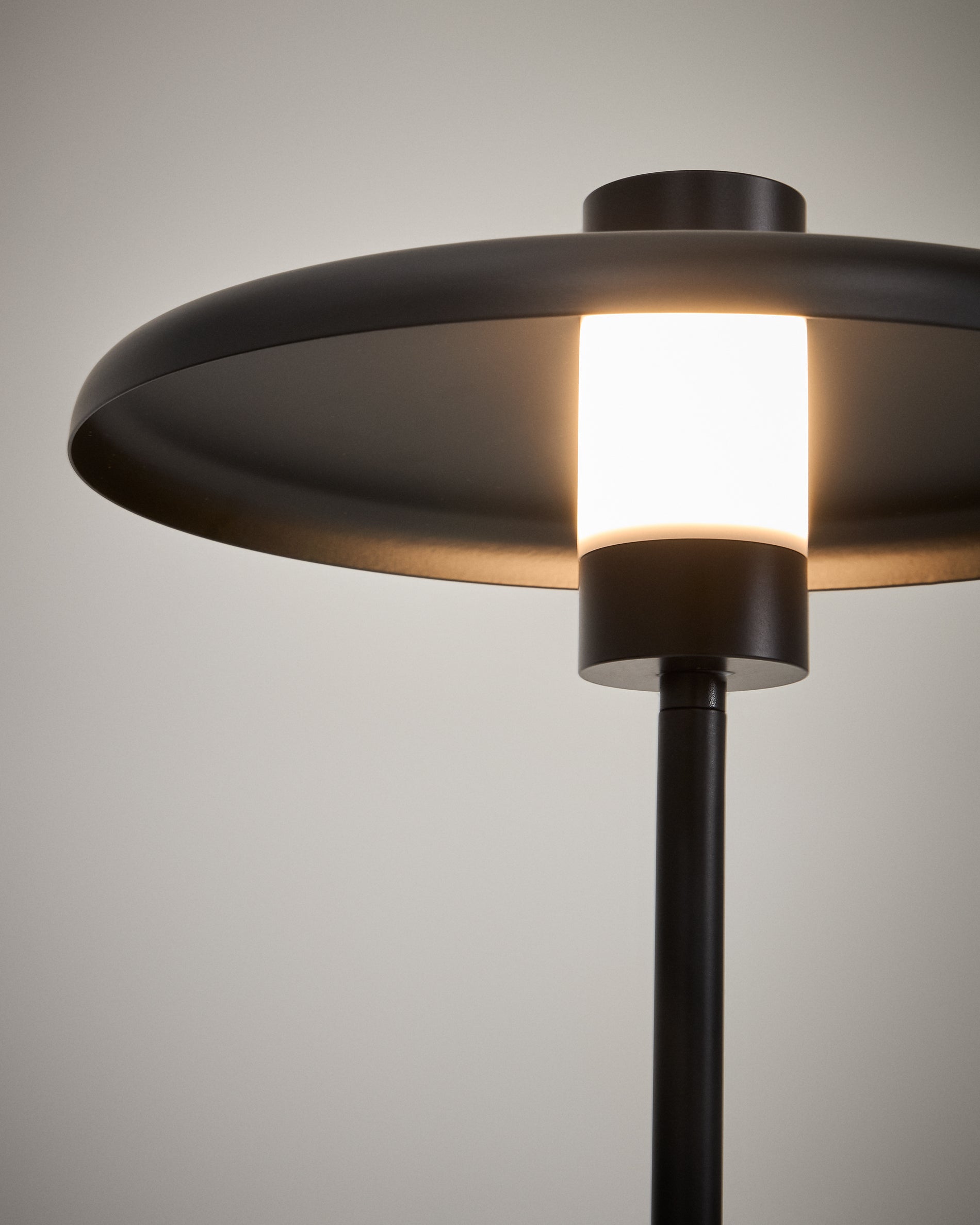 Nuvira floor lamp in black satin metal - Detail