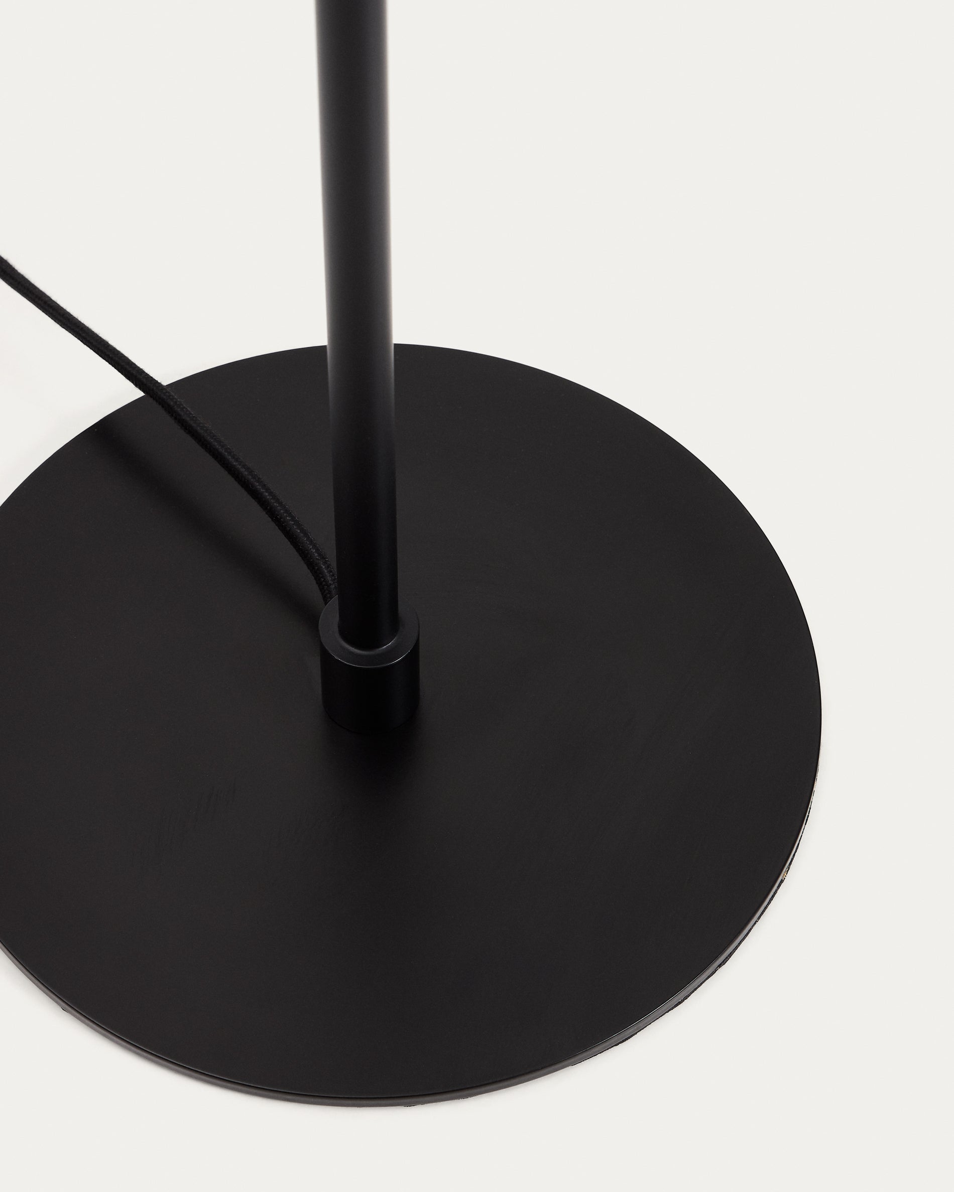 Nuvira floor lamp in black satin metal - Detail