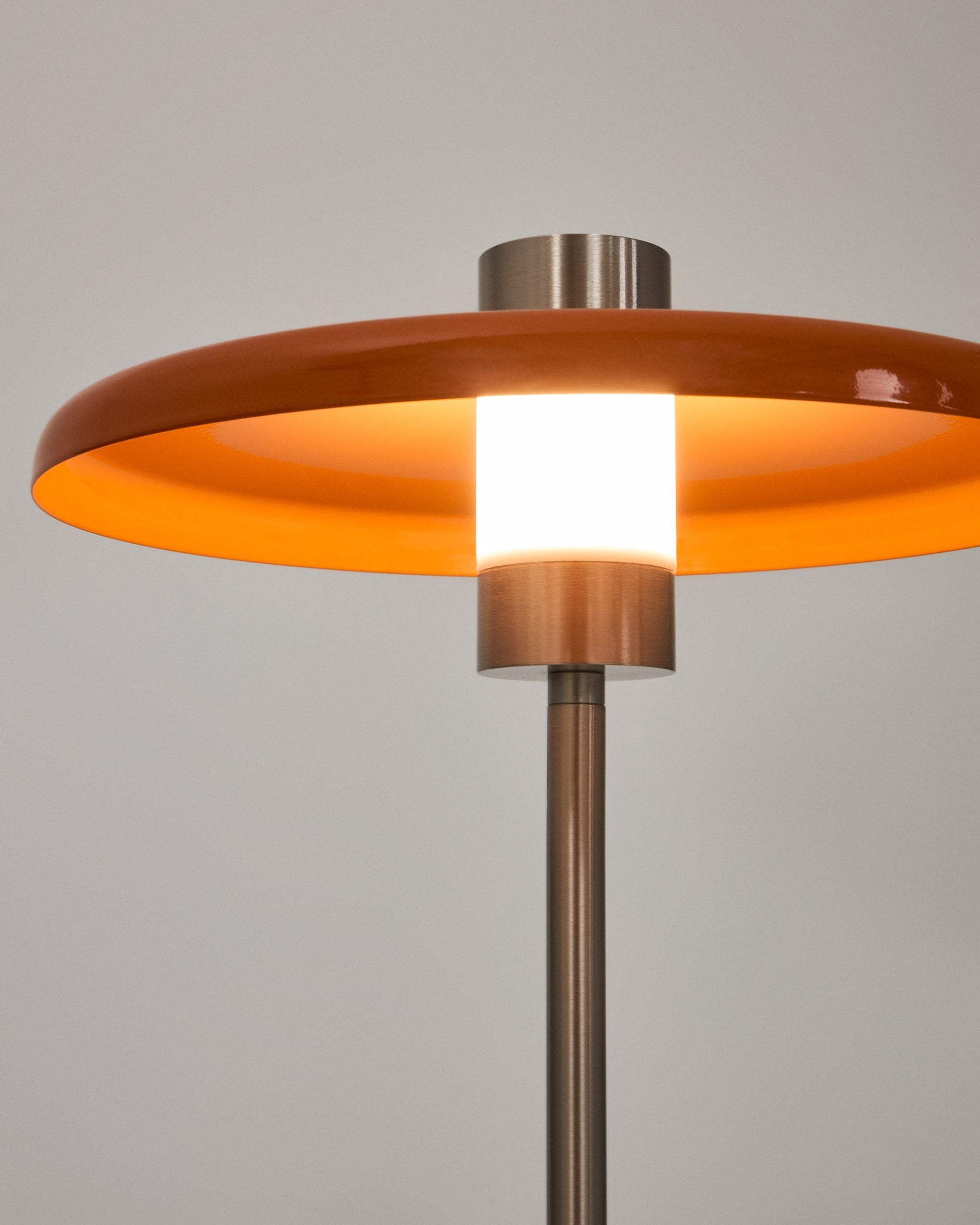 Nuvira floor lamp in light grey brushed metal and orange lampshade - Detail
