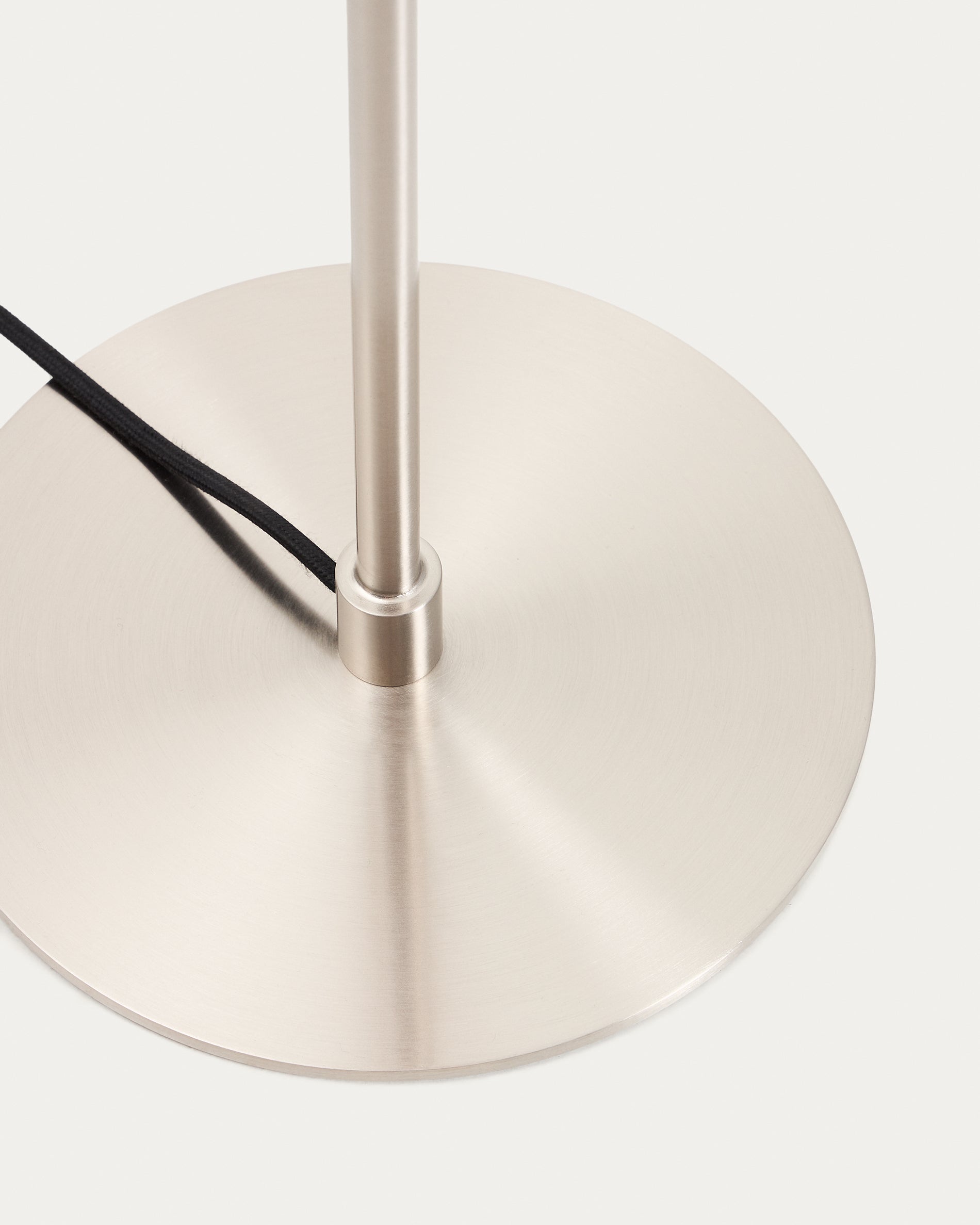 Nuvira floor lamp in light grey brushed metal - Detail