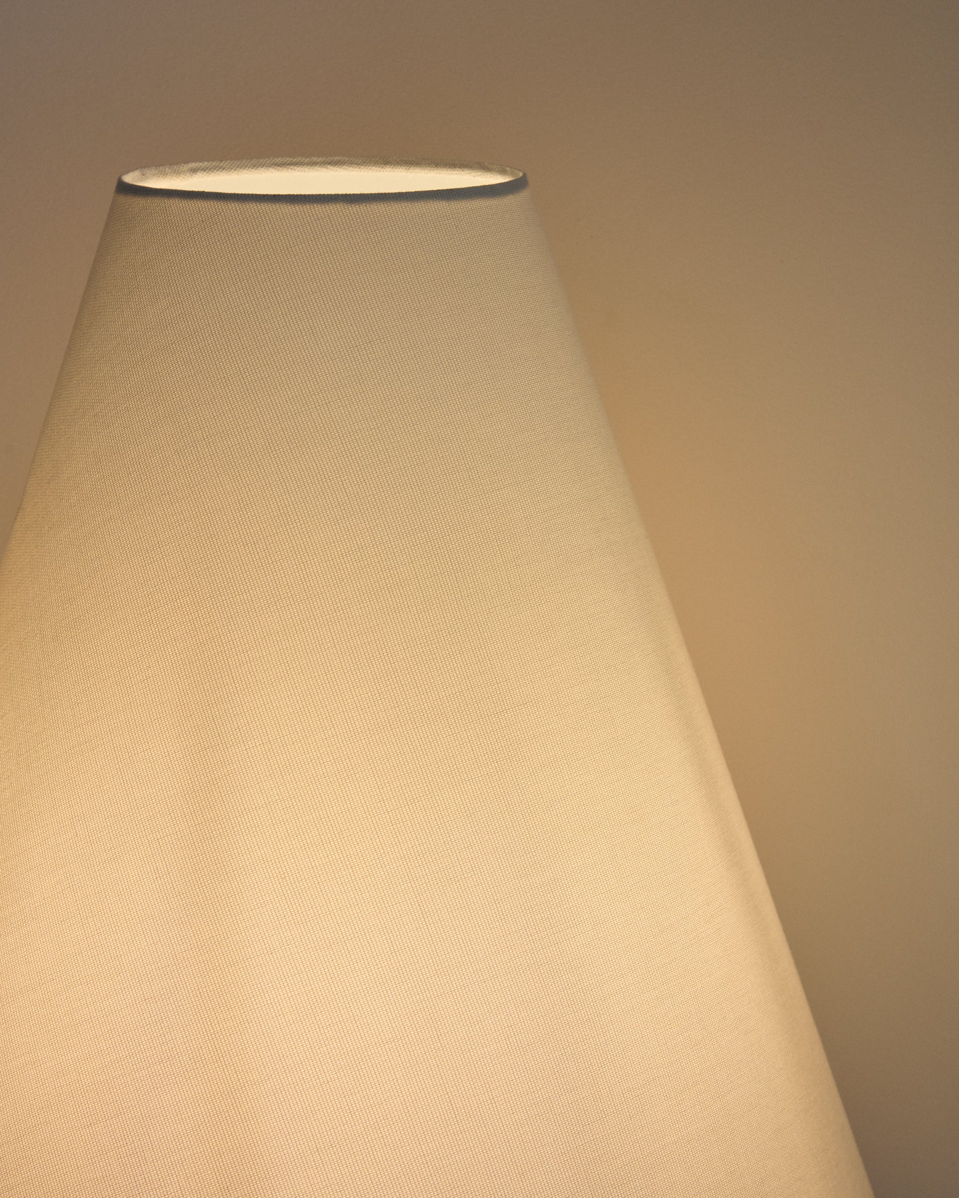 Navat metal floor lamp with brown distressed finish - Detail