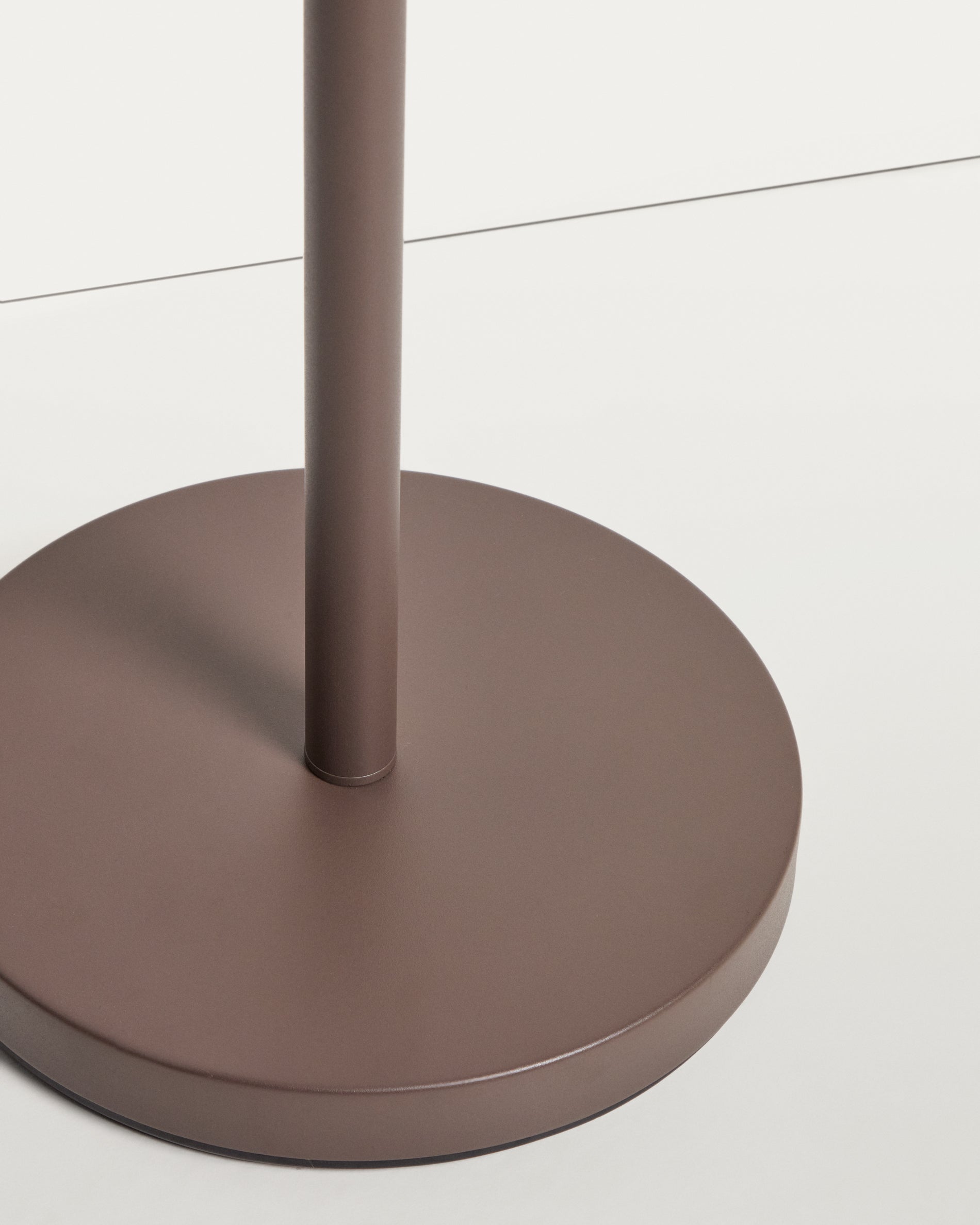 Navat metal floor lamp with brown distressed finish - Detail