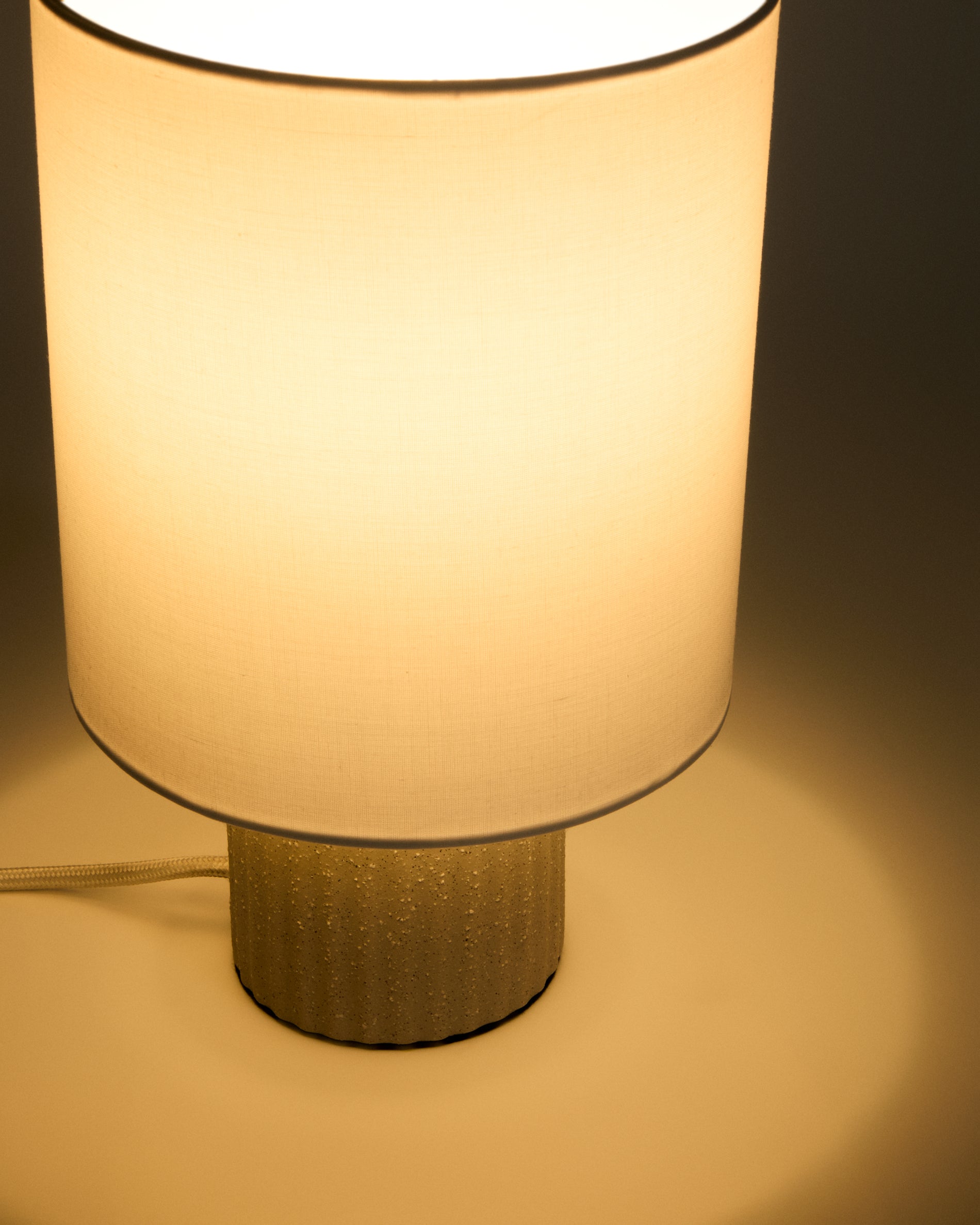 Eshe ceramic table lamp with beige finish - Detail