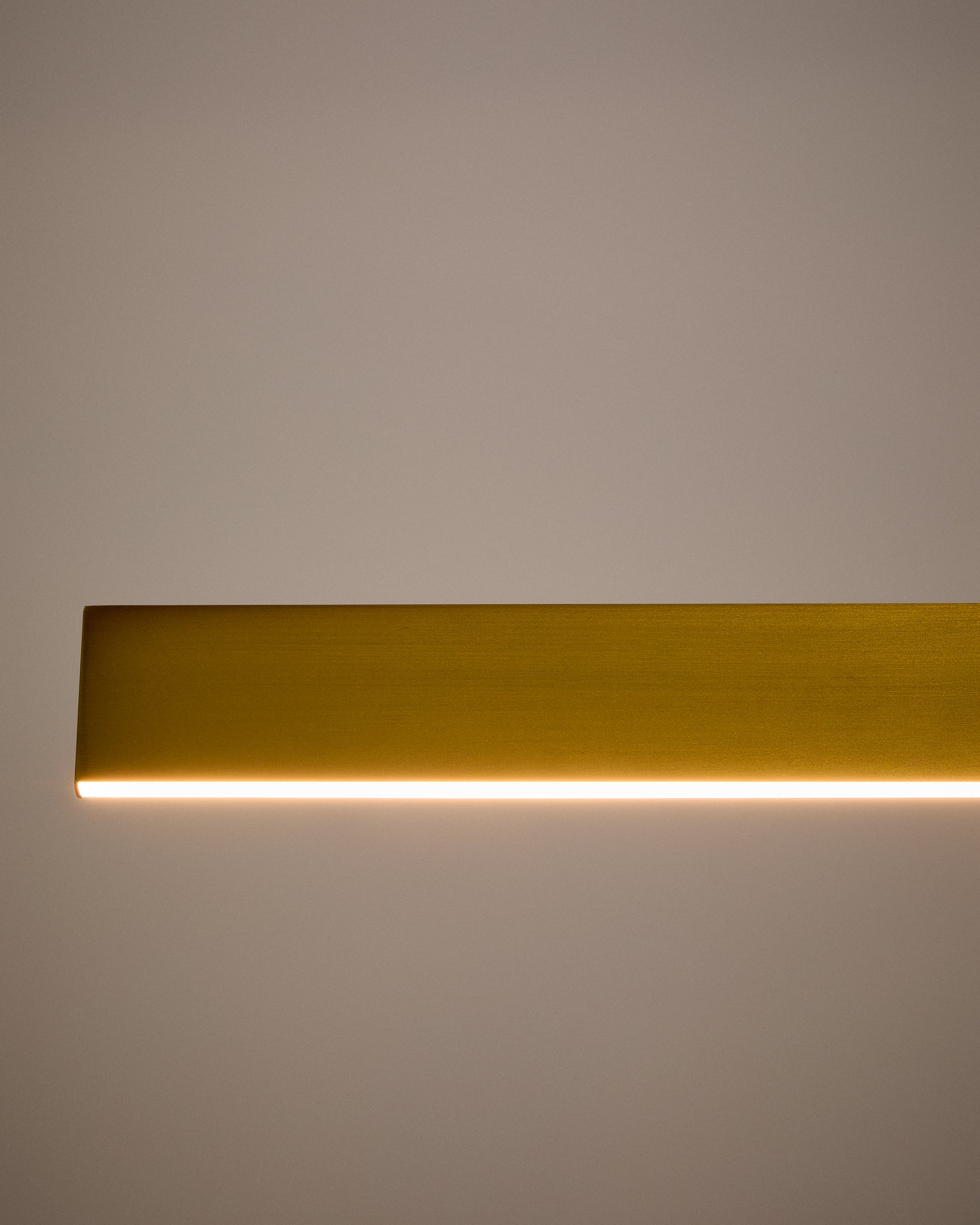 Boadella aluminium ceiling lamp with gold painted finish - Detail