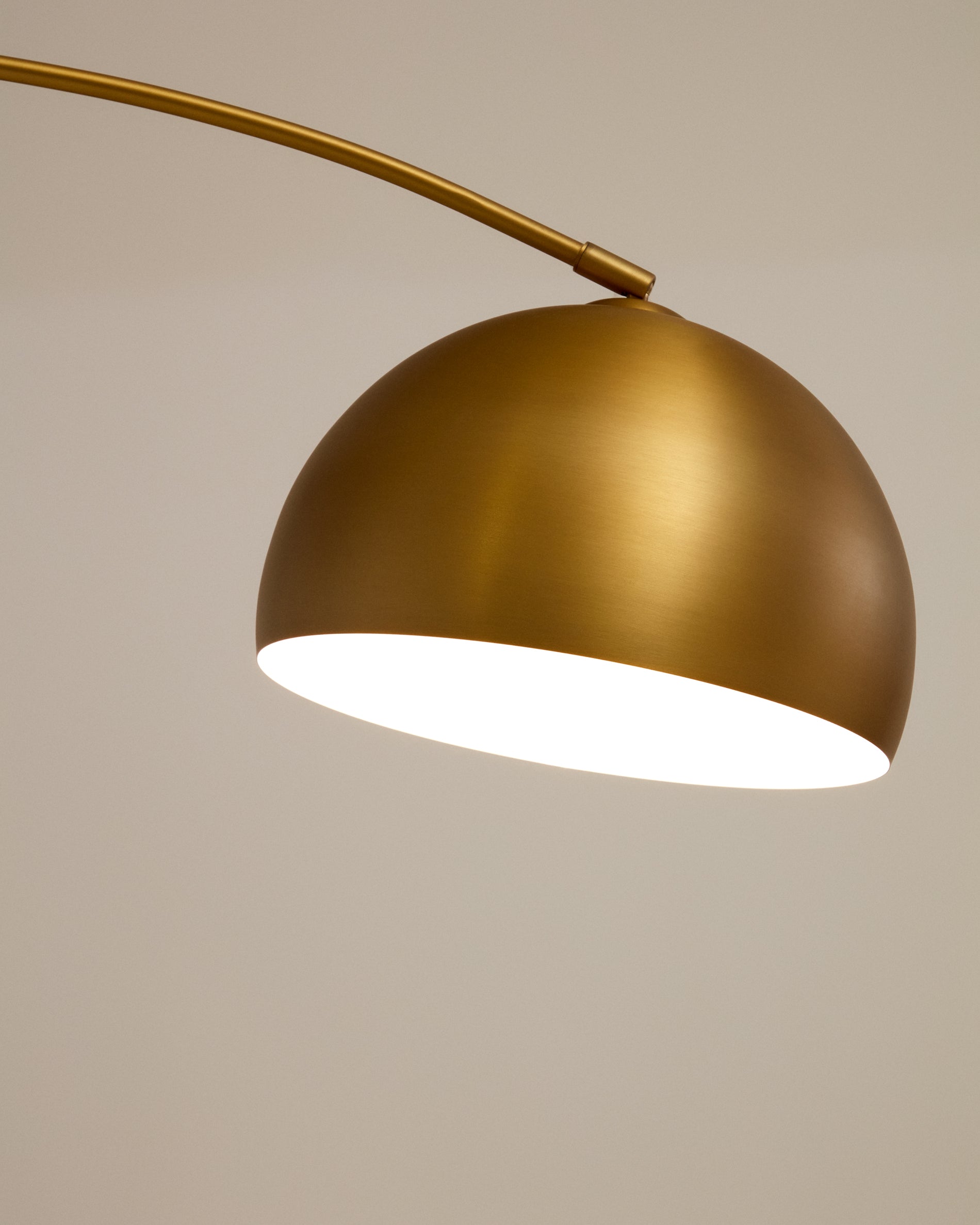 Madali metal floor lamp with brass and white marble finish - Detail