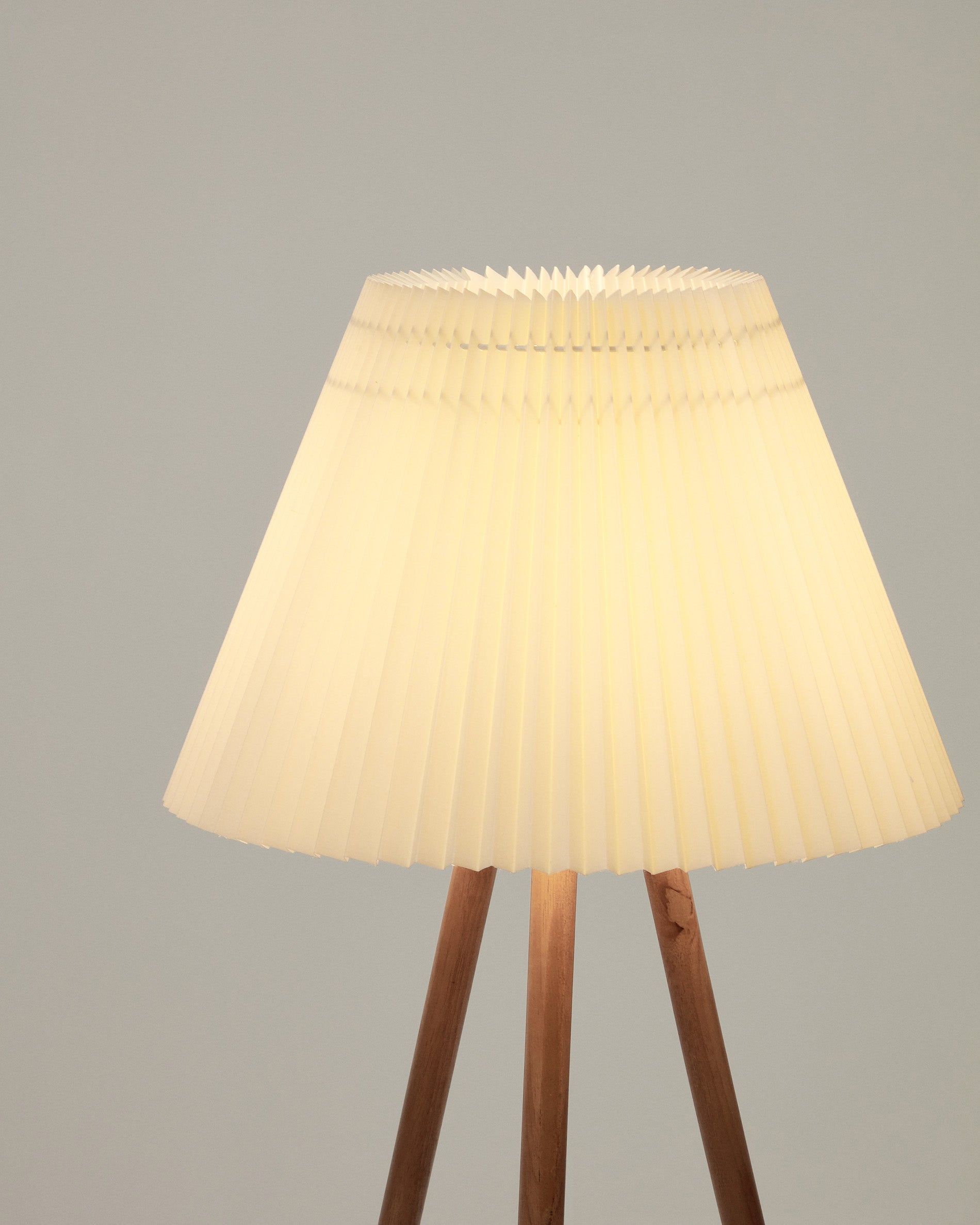 Benicarlo floor lamp in solid rubber wood with a natural, beige finish - Detail