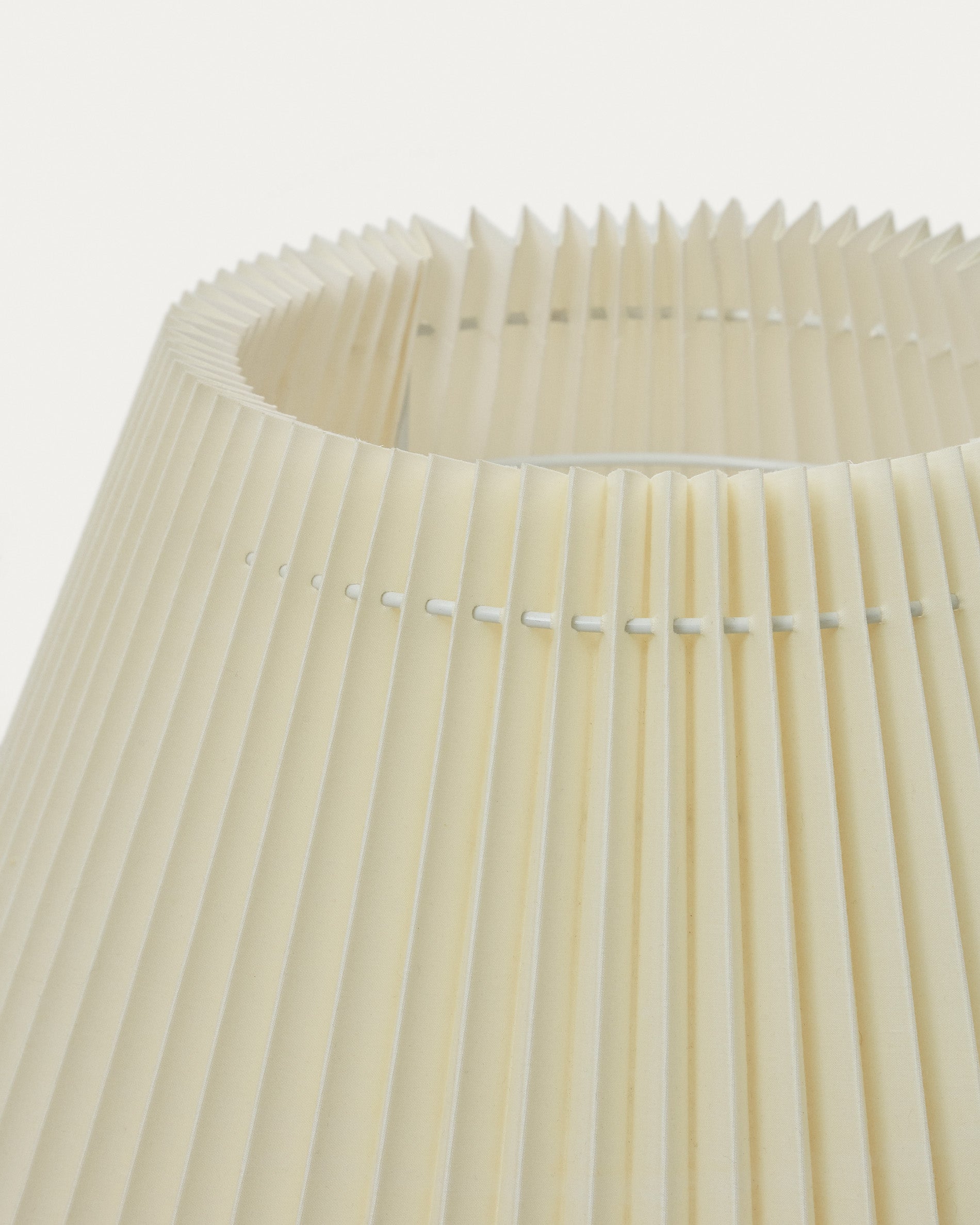 Benicarlo floor lamp in solid rubber wood with a natural, beige finish - Detail