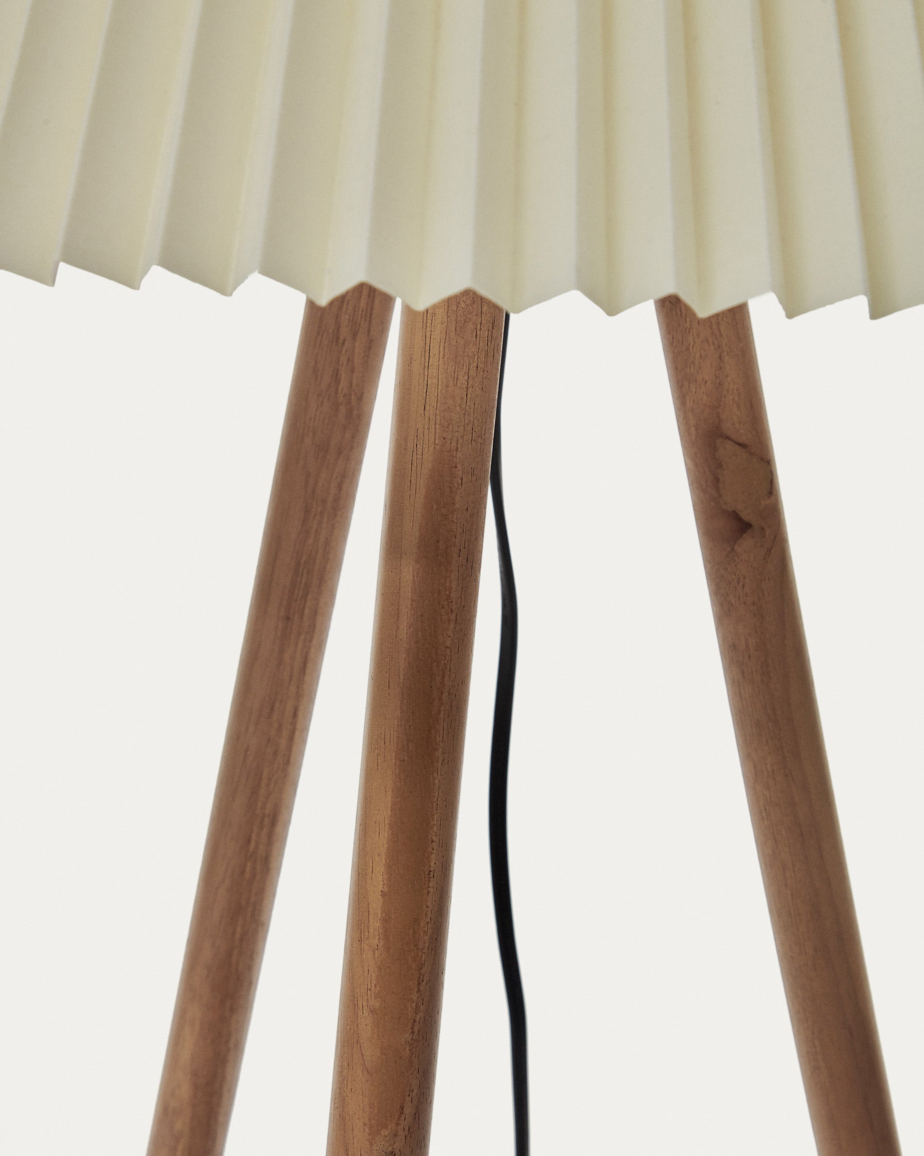 Benicarlo floor lamp in solid rubber wood with a natural, beige finish - Detail
