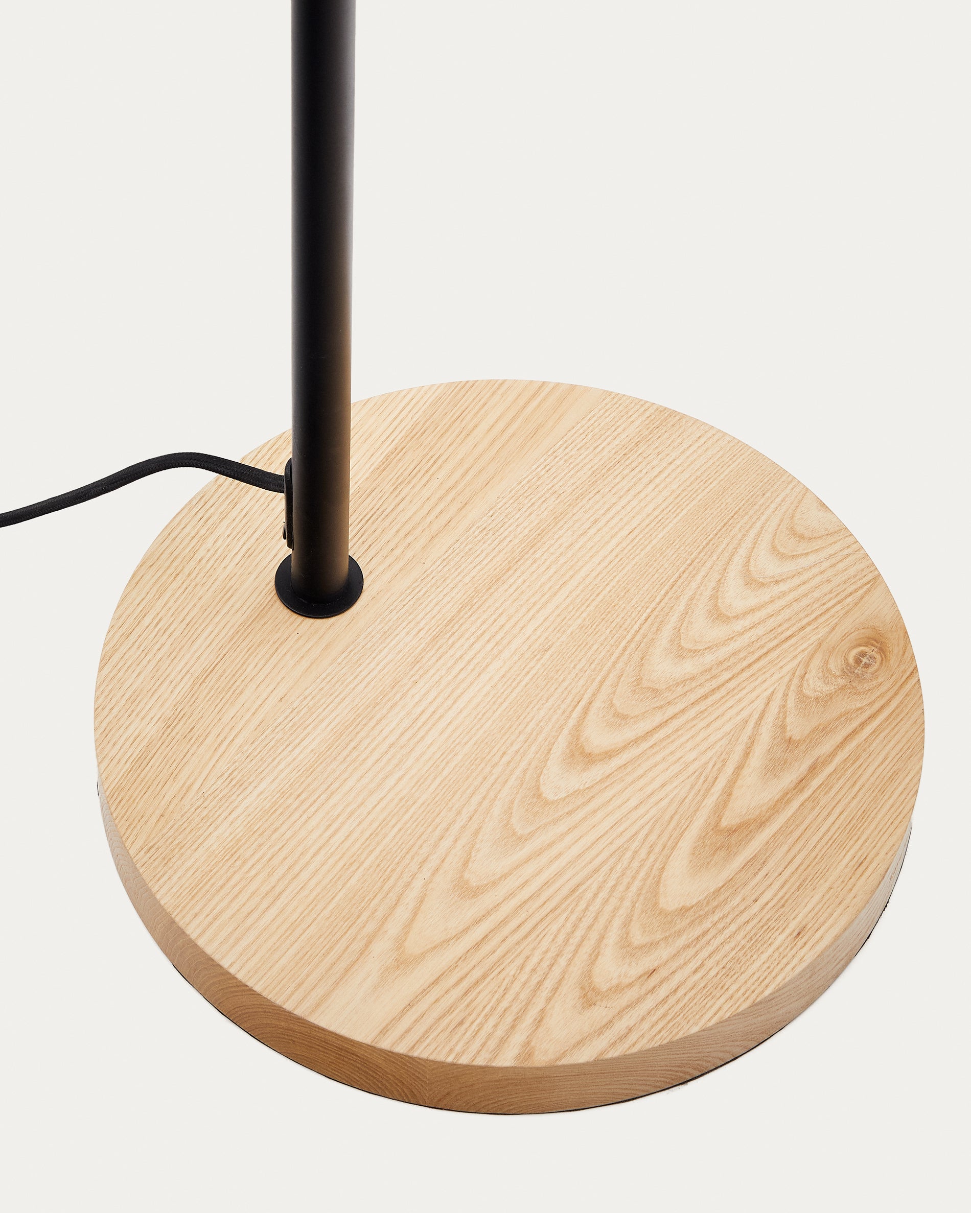 Catlar ash wood and metal floor lamp in a black painted finish - Detail