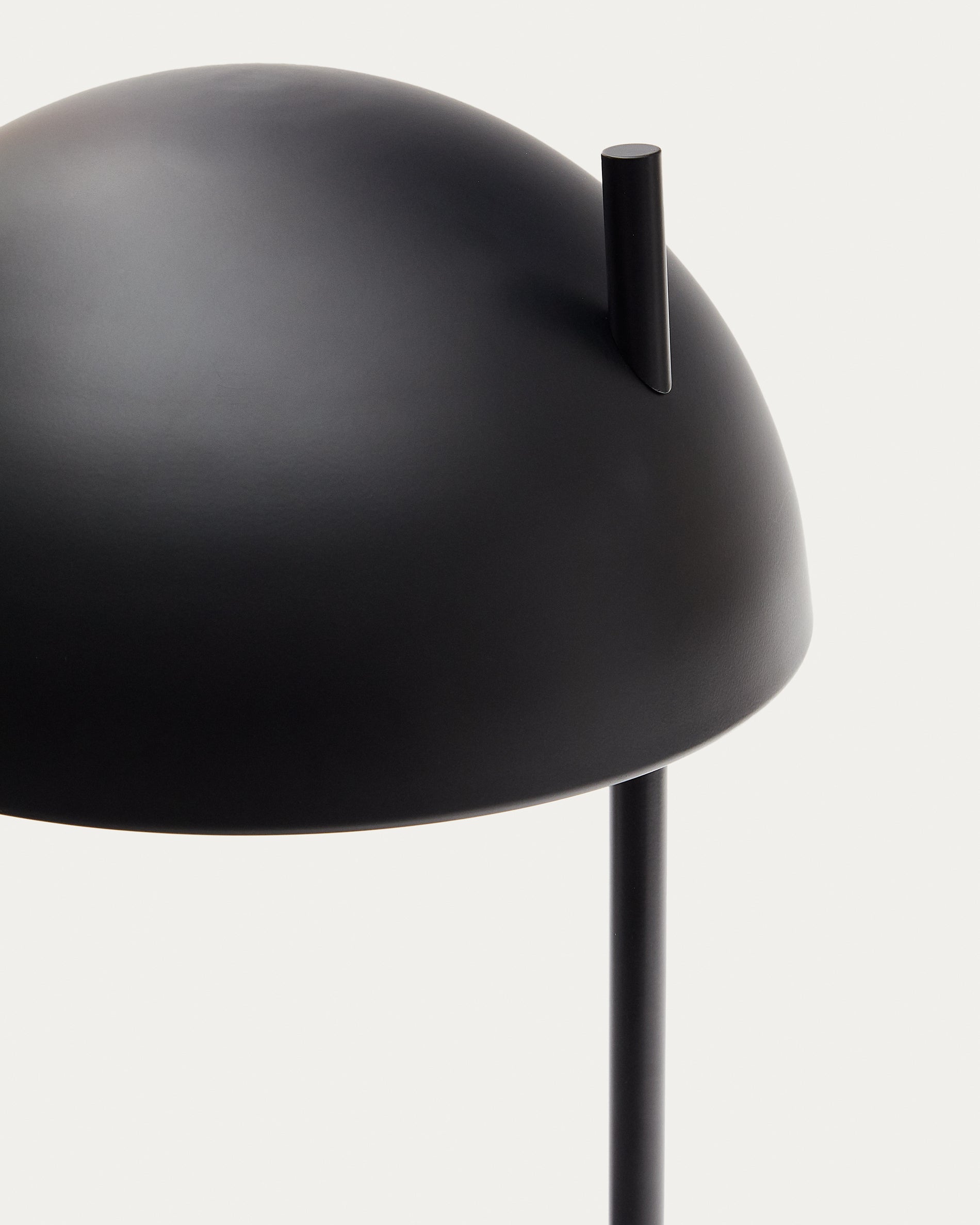 Catlar ash wood and metal floor lamp in a black painted finish - Detail