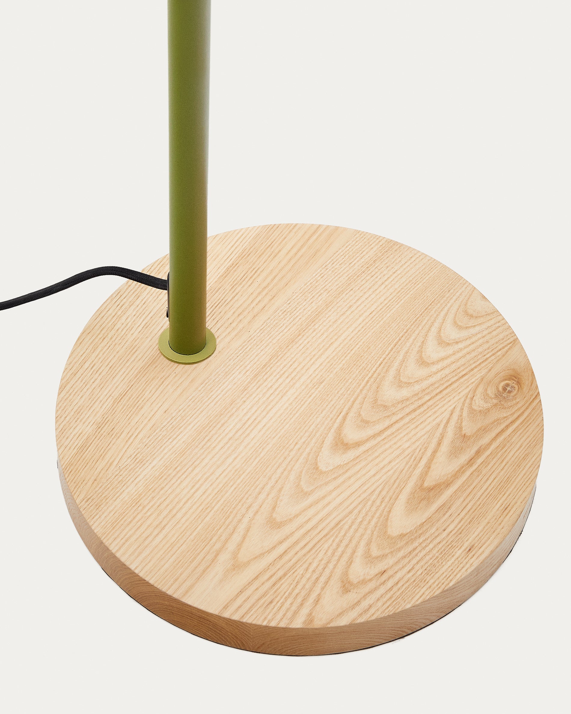 Catlar ash wood and metal floor lamp in a green painted finish - Detail