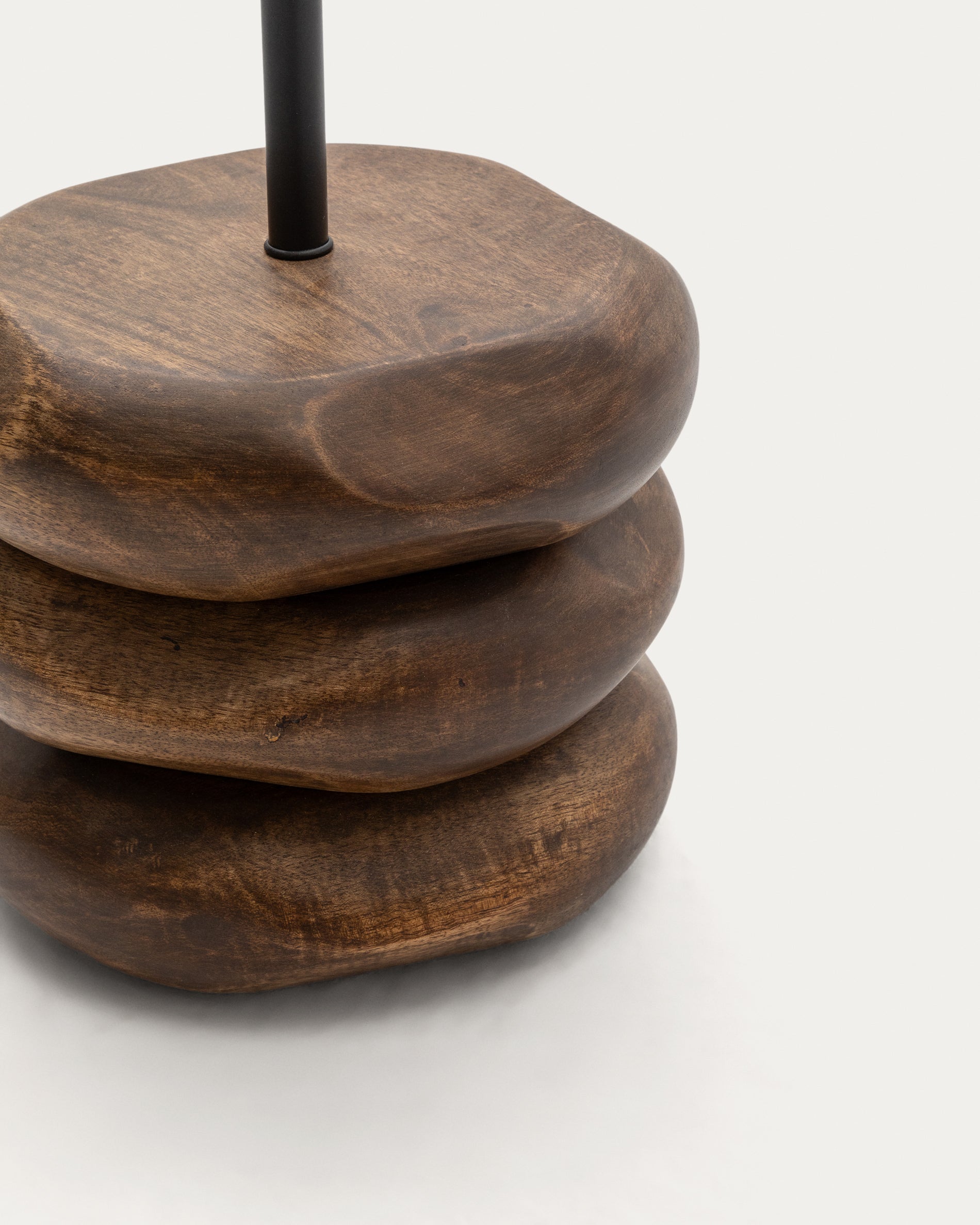 Kor table floor lamp made of jute and acacia wood in a dark finish - Detail