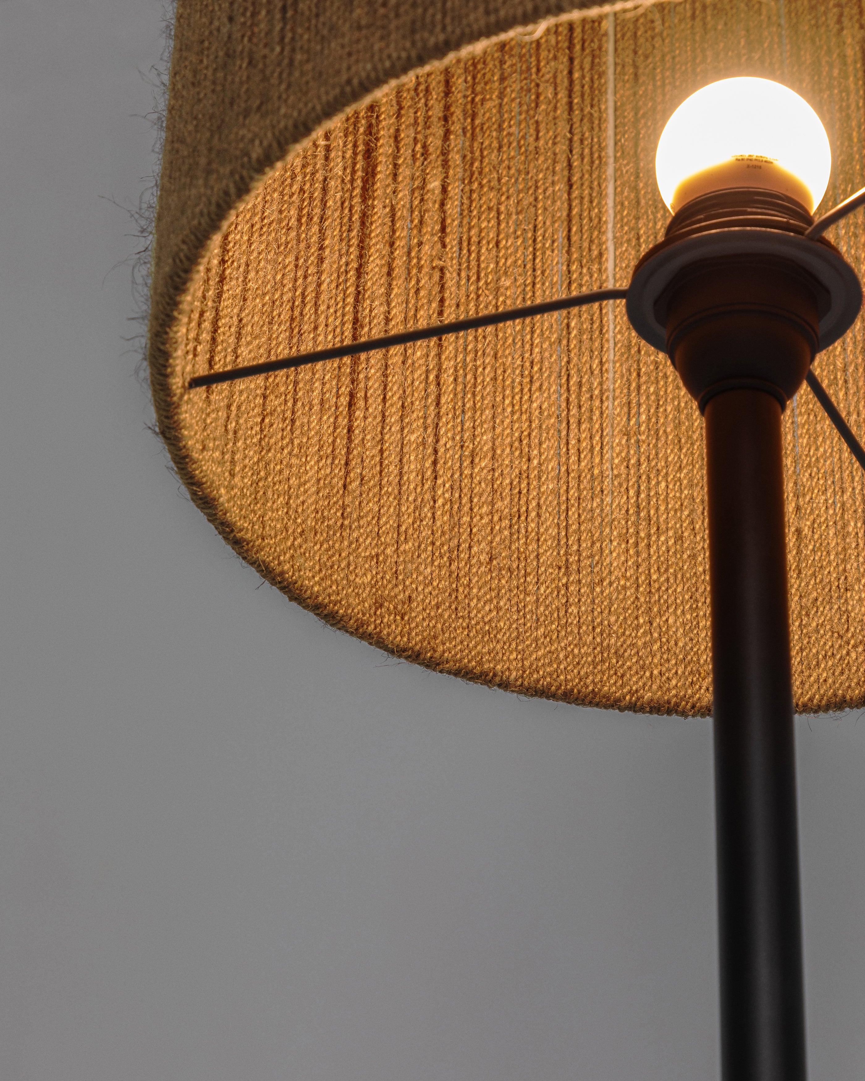 Kor table floor lamp made of jute and acacia wood in a dark finish - Detail