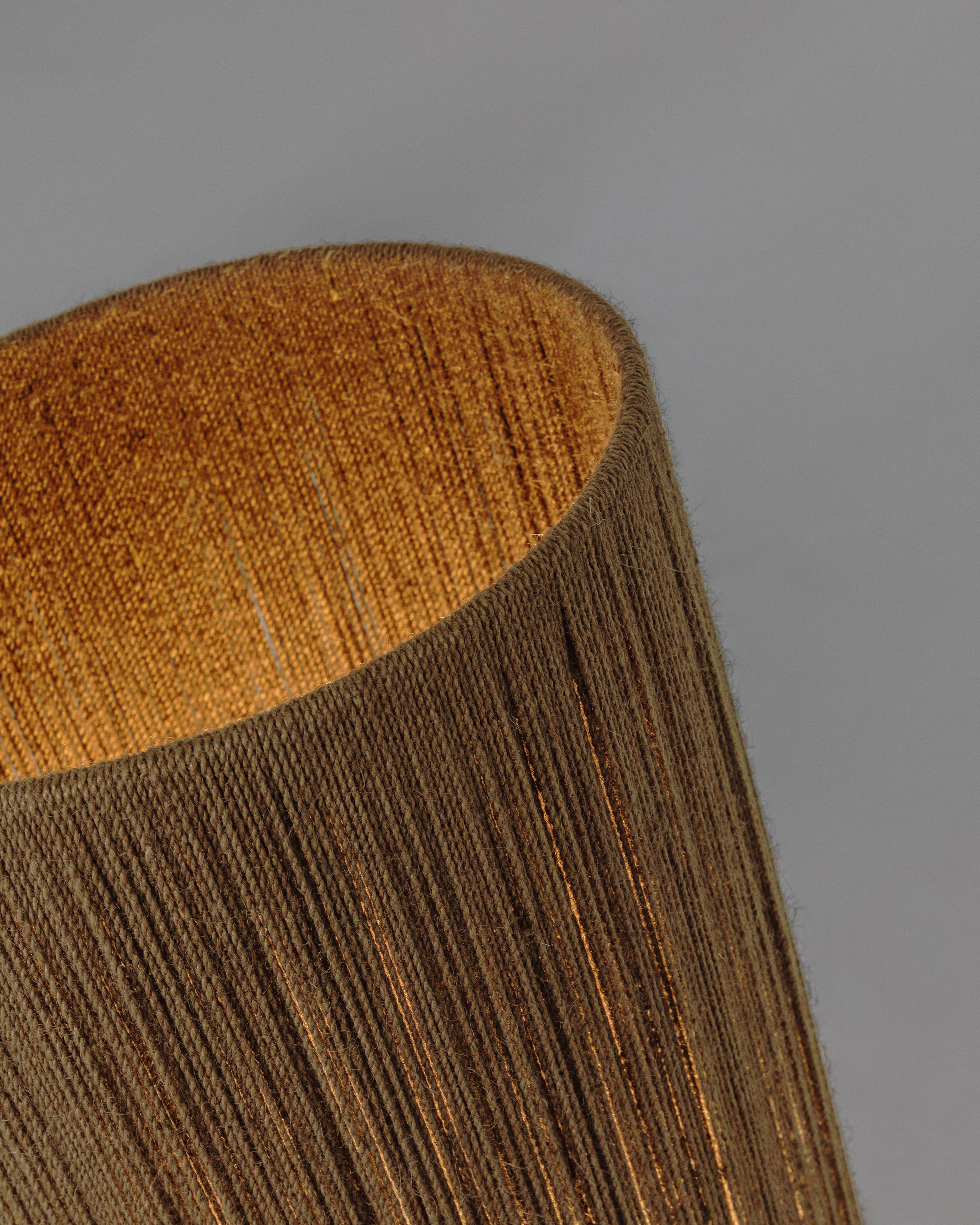 Kor table floor lamp made of jute and acacia wood in a dark finish - Detail