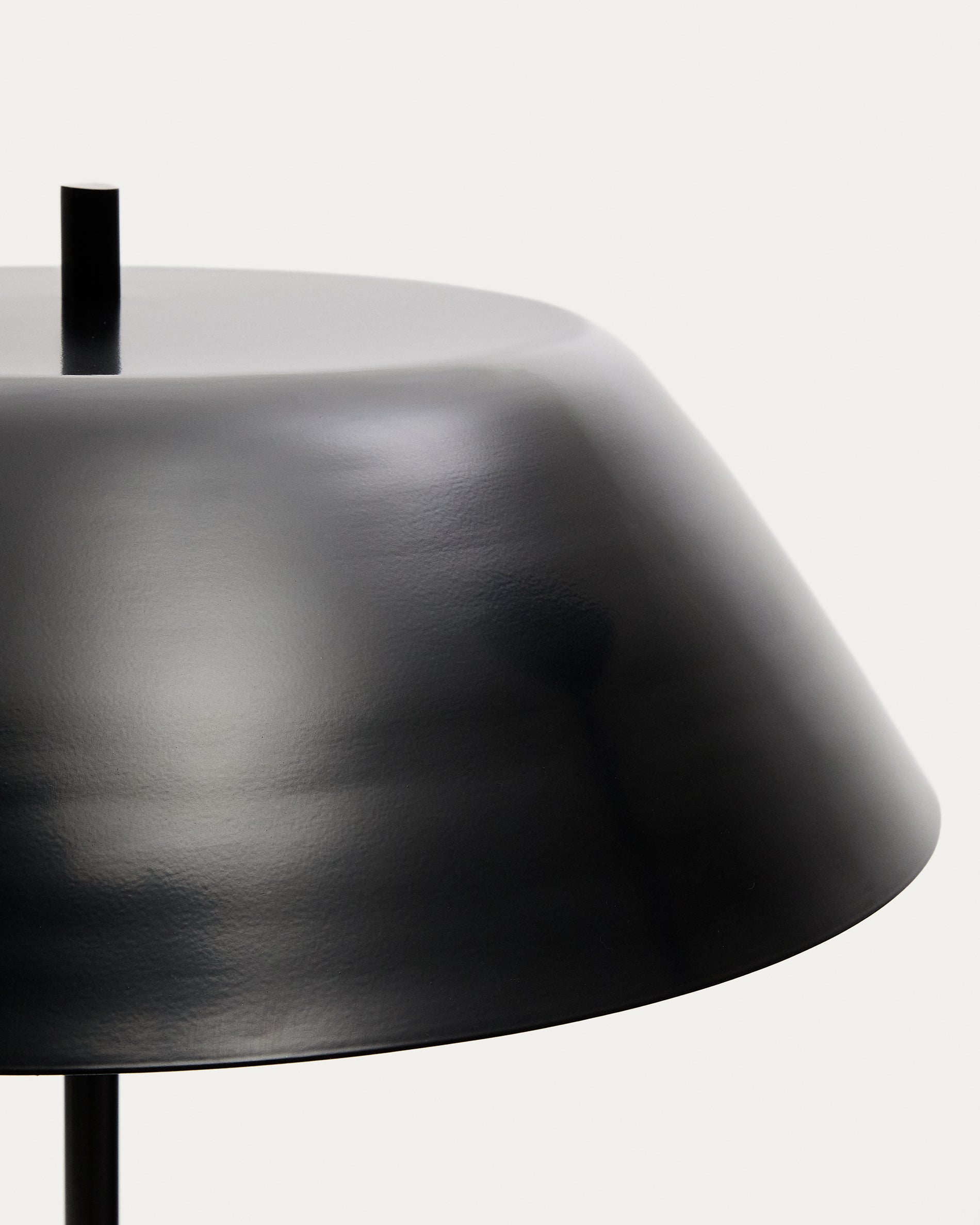 Sayra floor lamp made of black marble and metal in a black painted finish - Detail