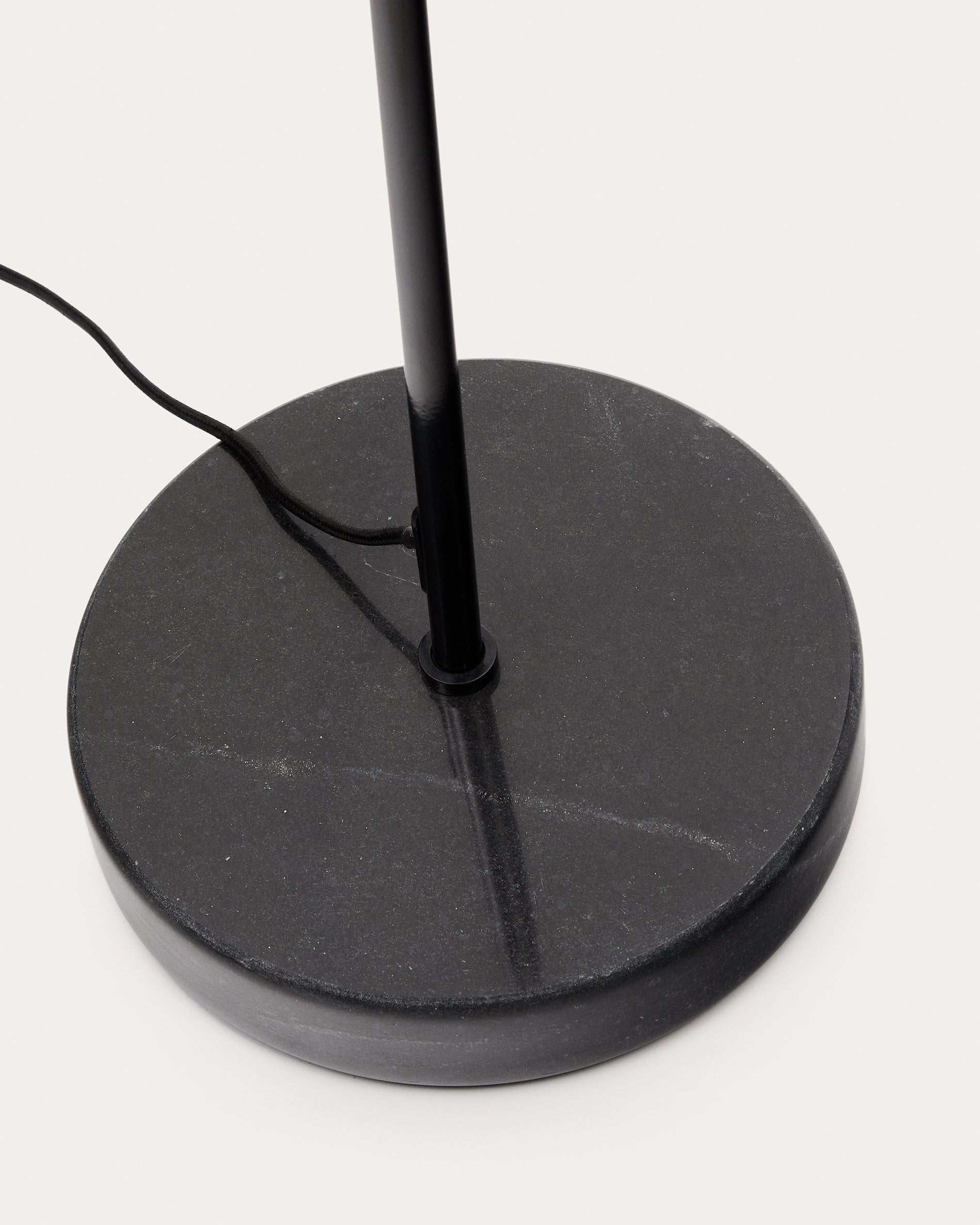 Sayra floor lamp made of black marble and metal in a black painted finish - Detail