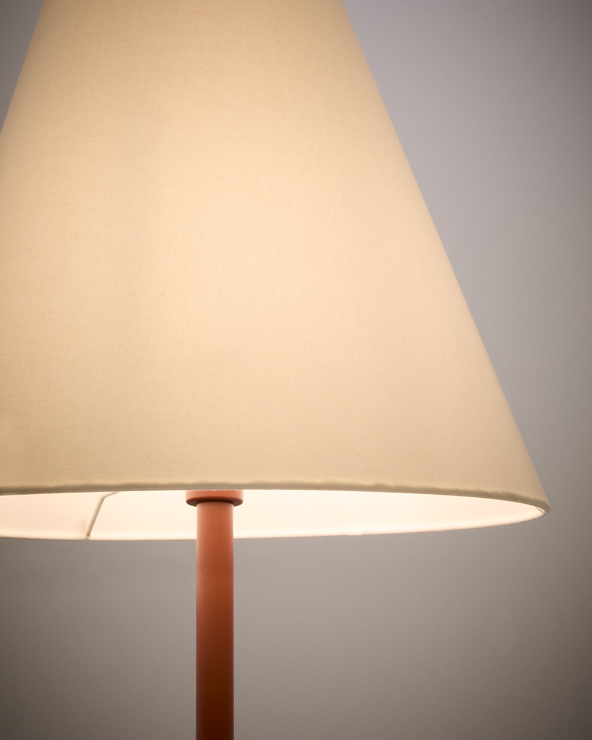 Navat floor lamp with a metal base in a terracotta painted finish - Detail
