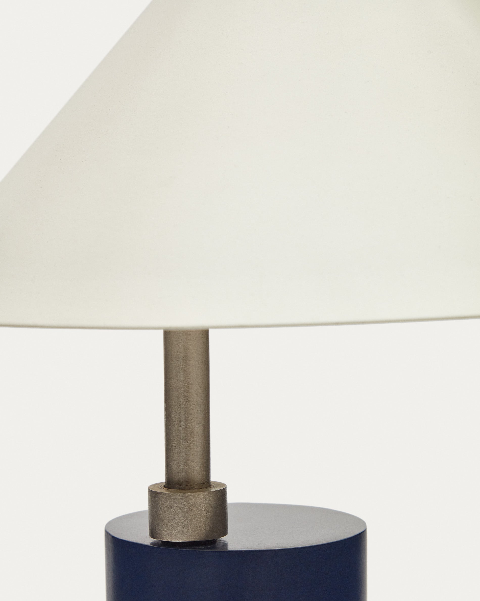 Shiva metal table lamp with blue and white painted finish - Detail