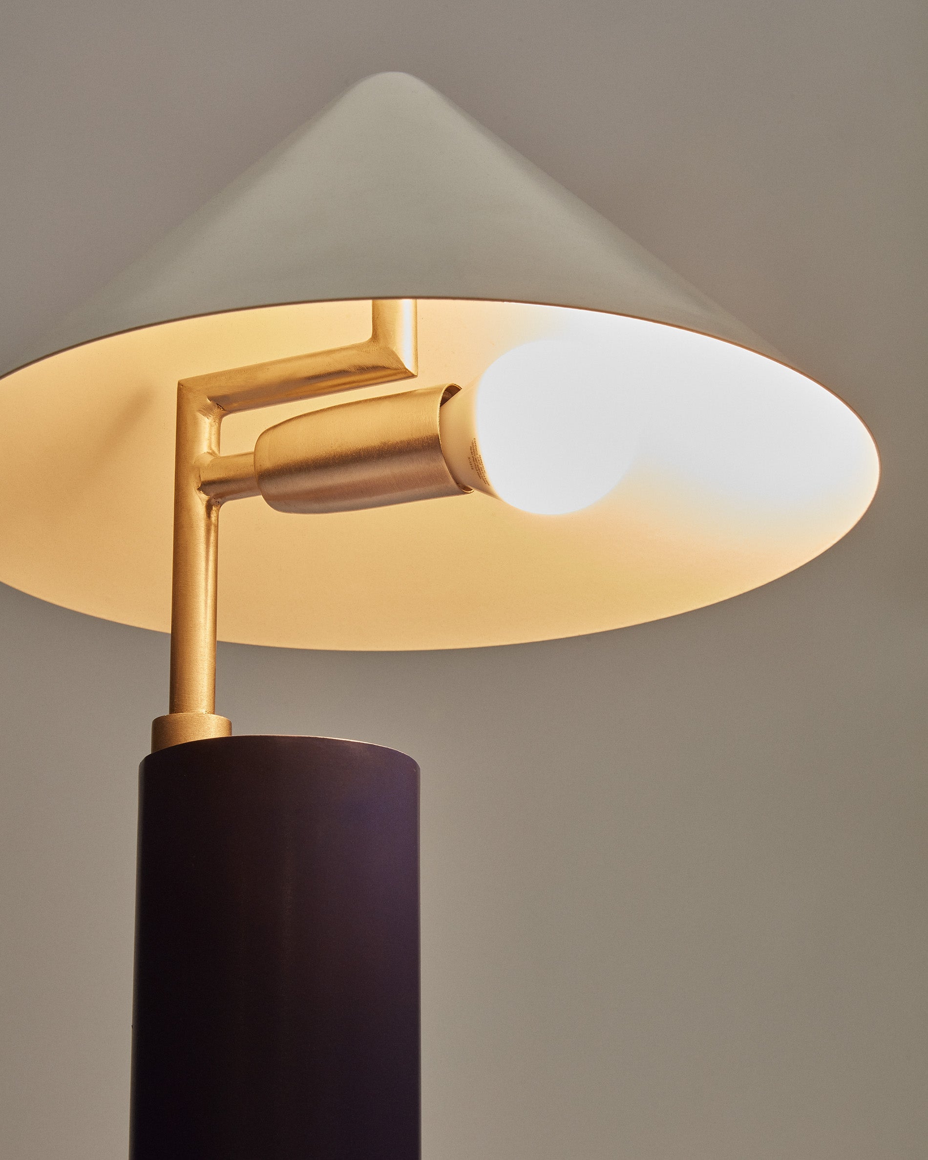 Shiva metal table lamp with blue and white painted finish - Detail