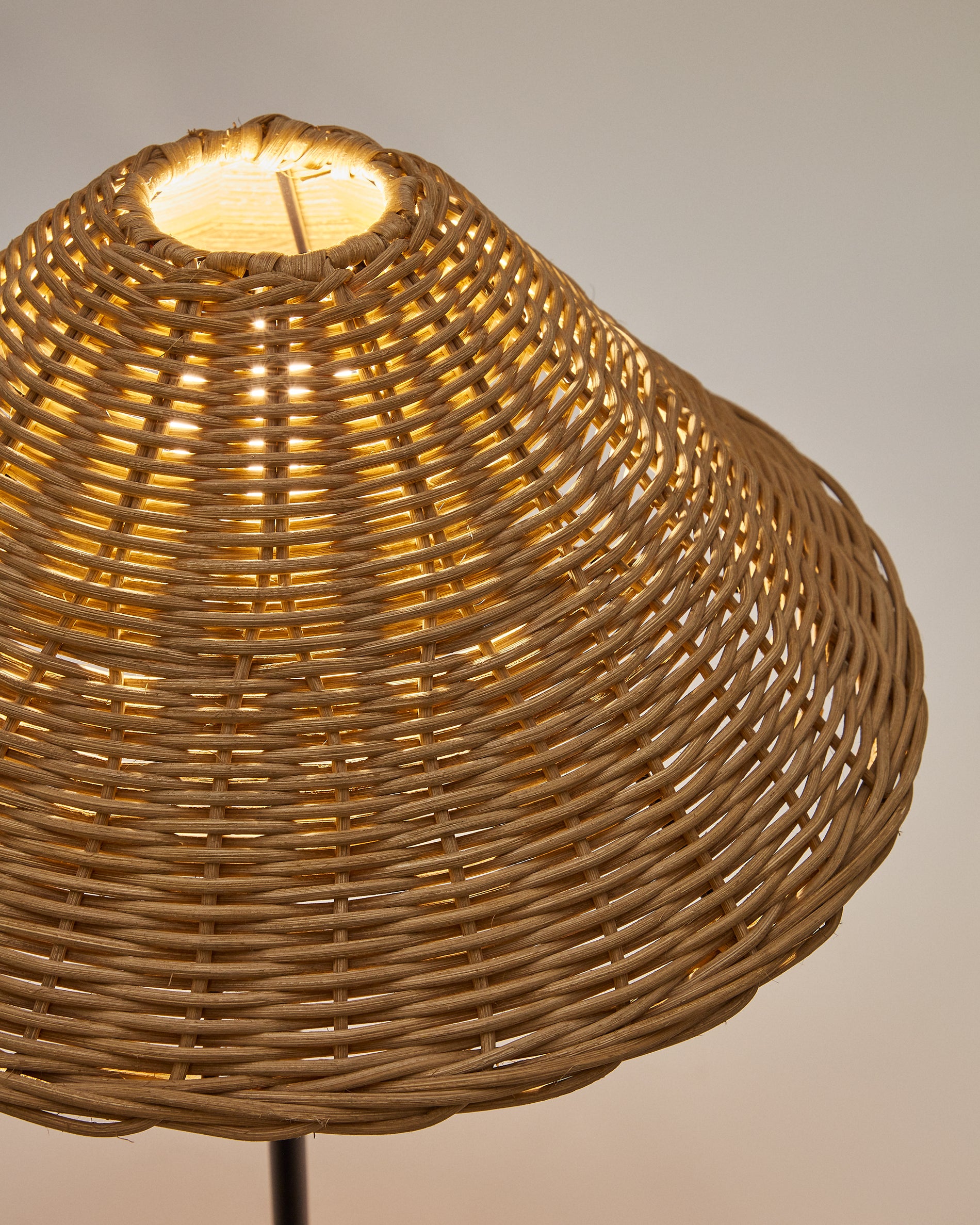 Urania table lamp in rattan and metal with black painted finished - Detail