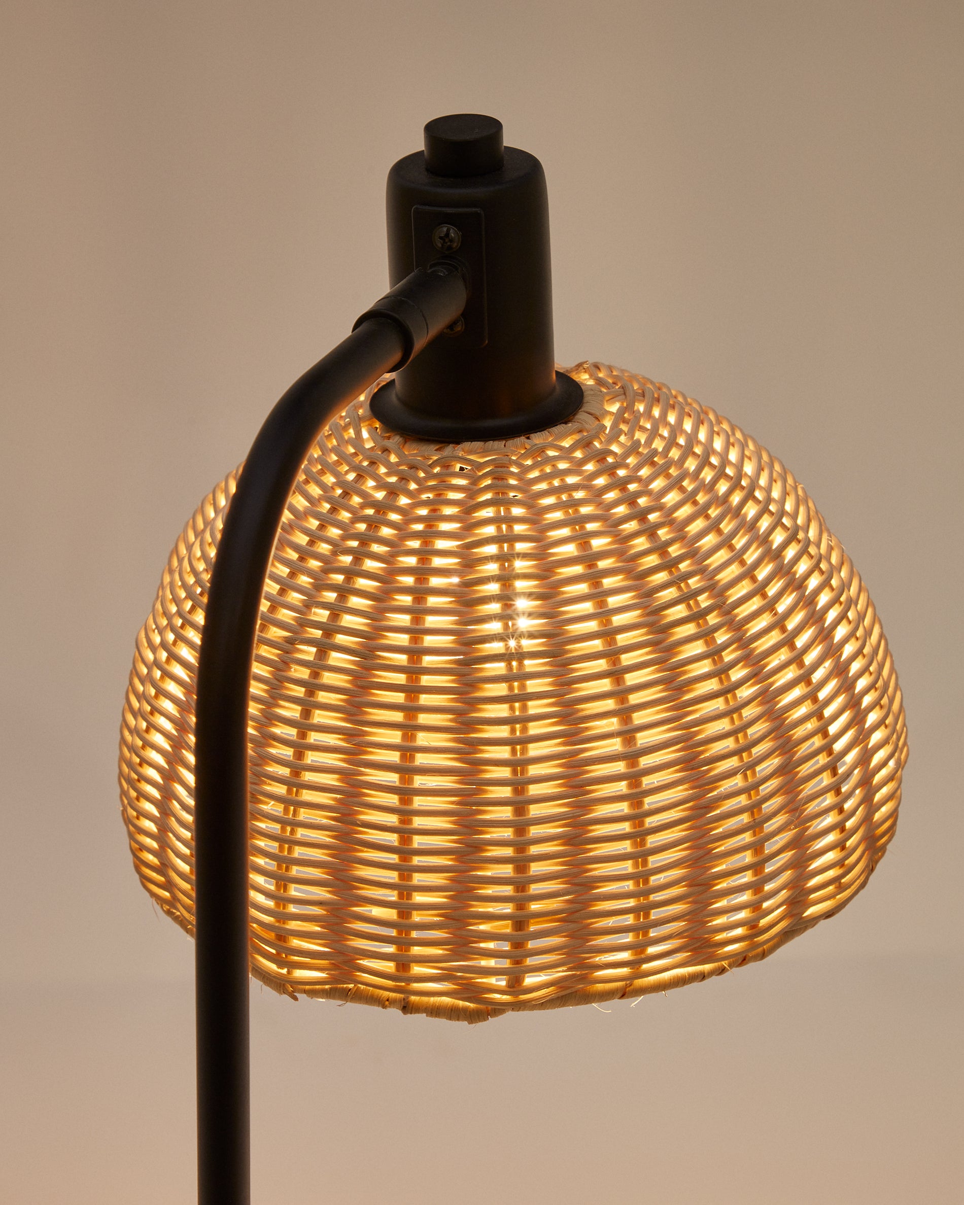 Damila table lamp in rattan and black metal - Detail