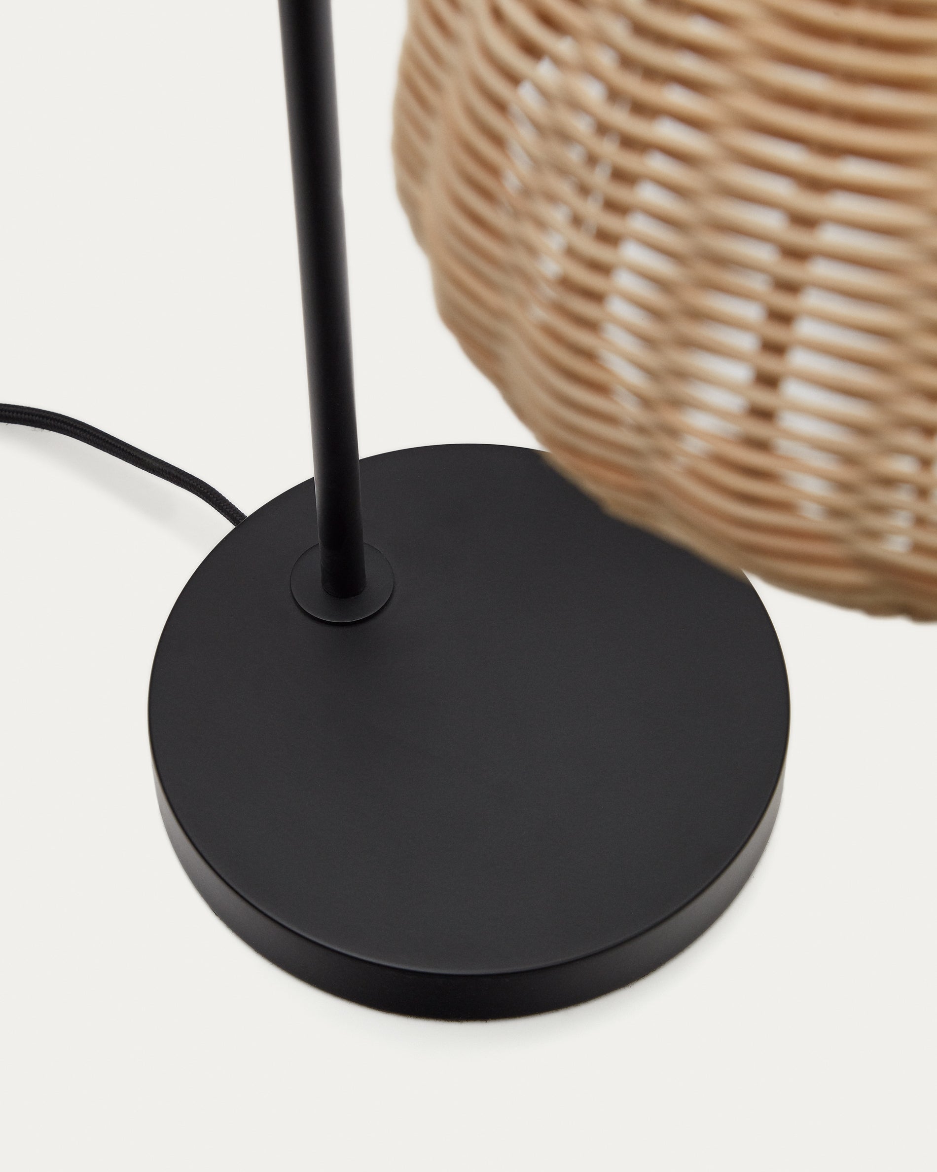 Damila table lamp in rattan and black metal - Detail