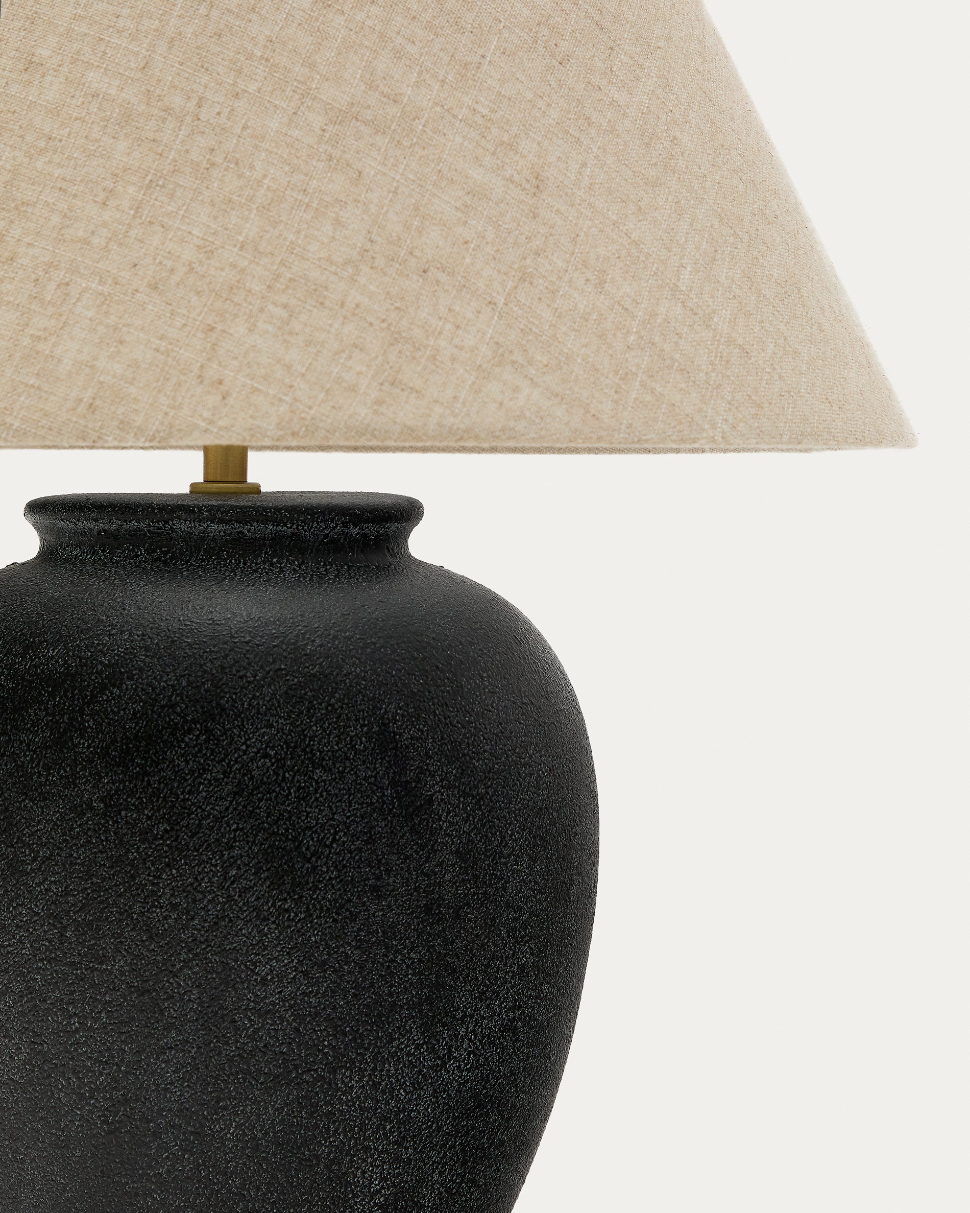 Mercadal ceramic table lamp in a black finish - Detail